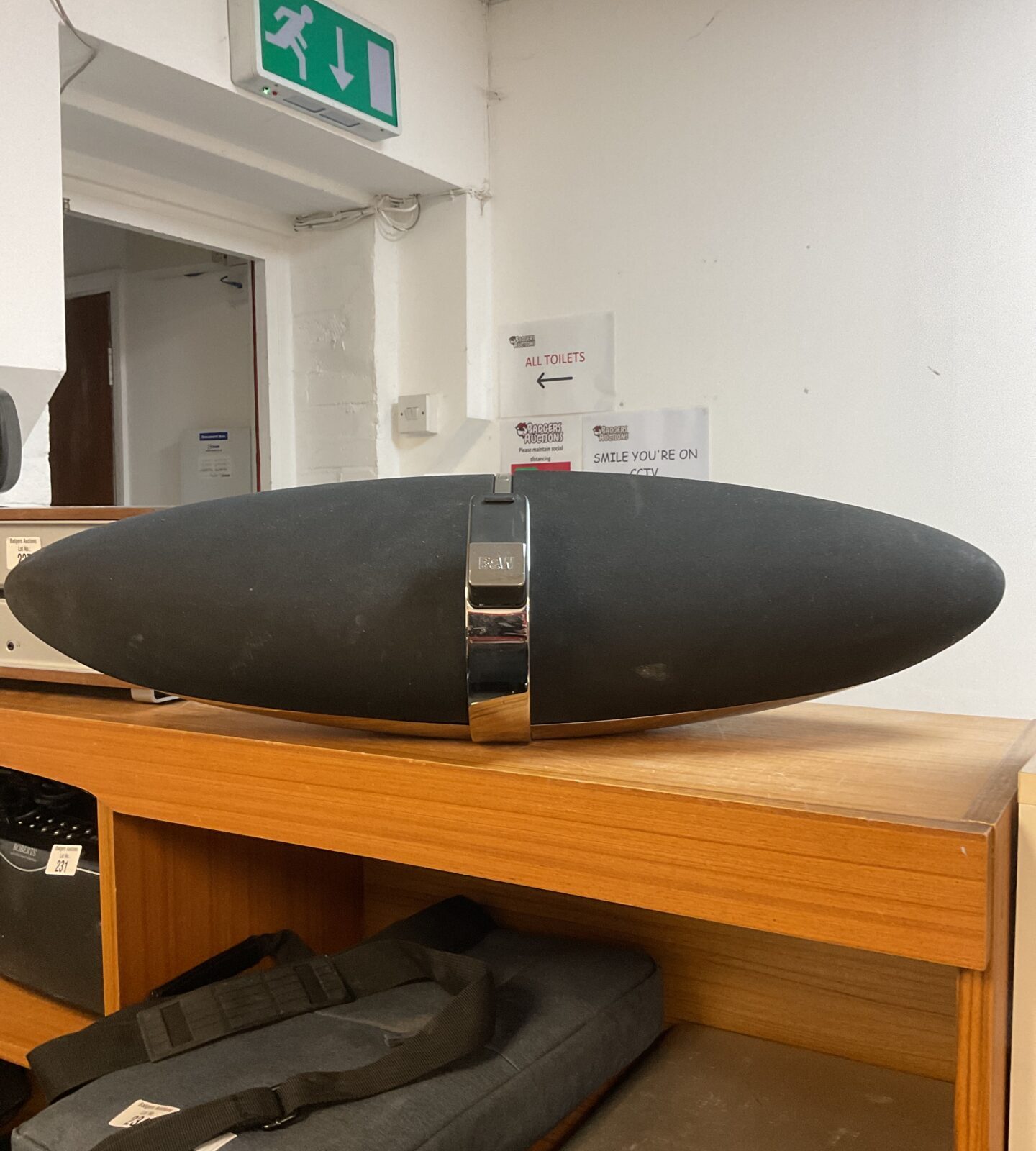 Bowers & wilkins zeppelin speaker