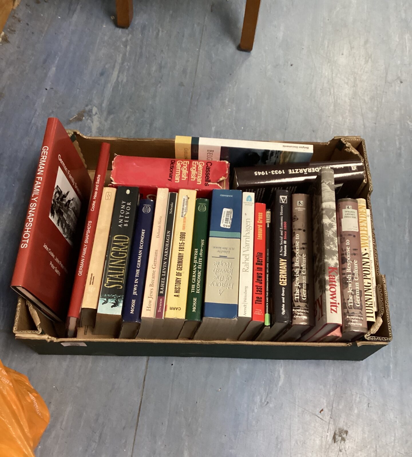 Tray of mixed history and reference books