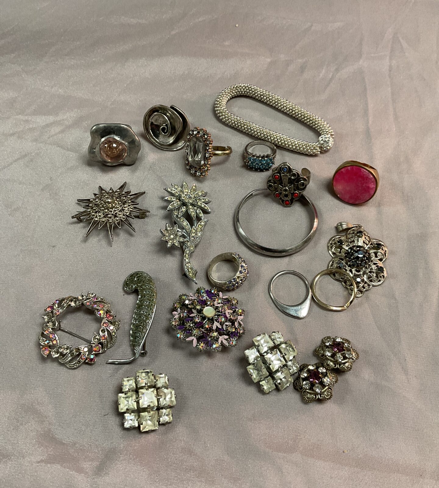 collection of vintage jewellery inc brooches