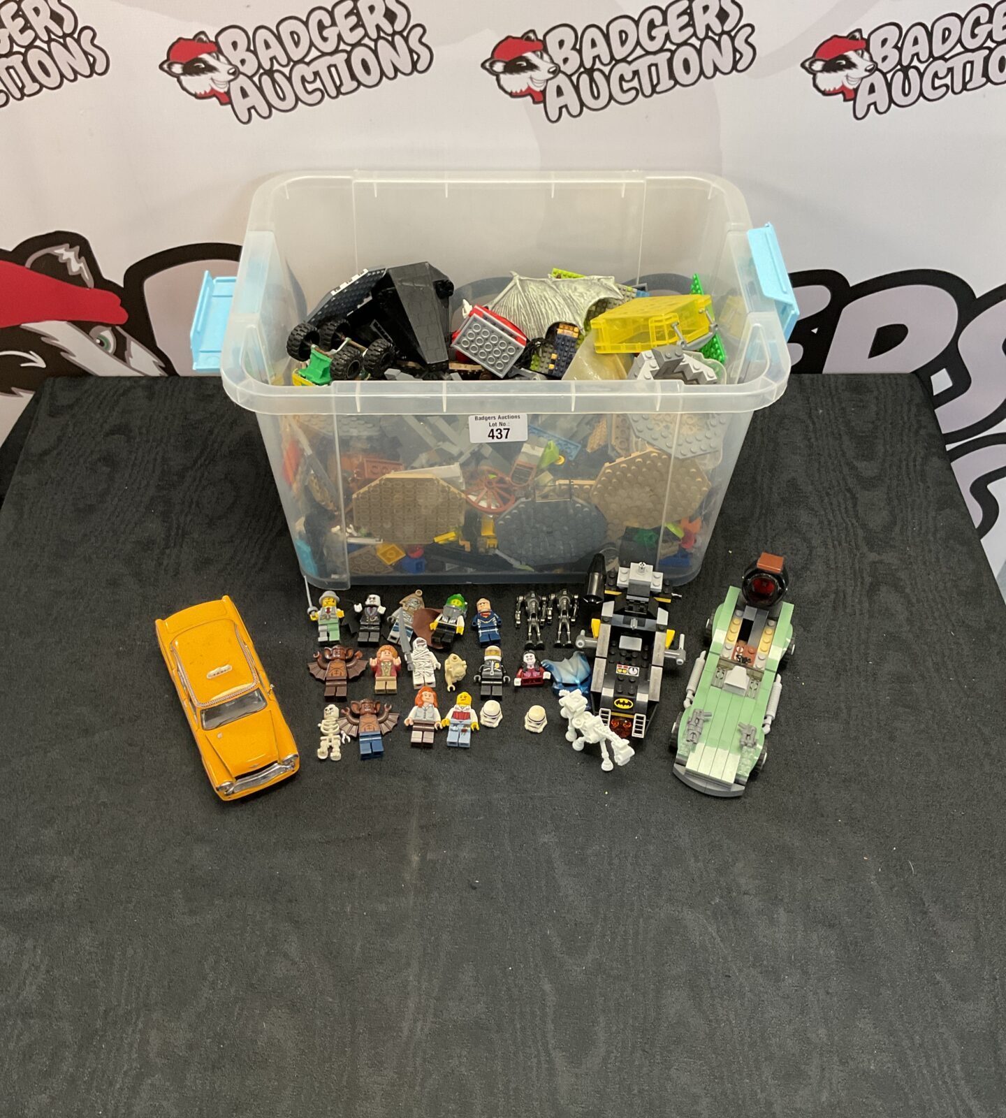 Box of mixed Lego inc minifigures, sets and more