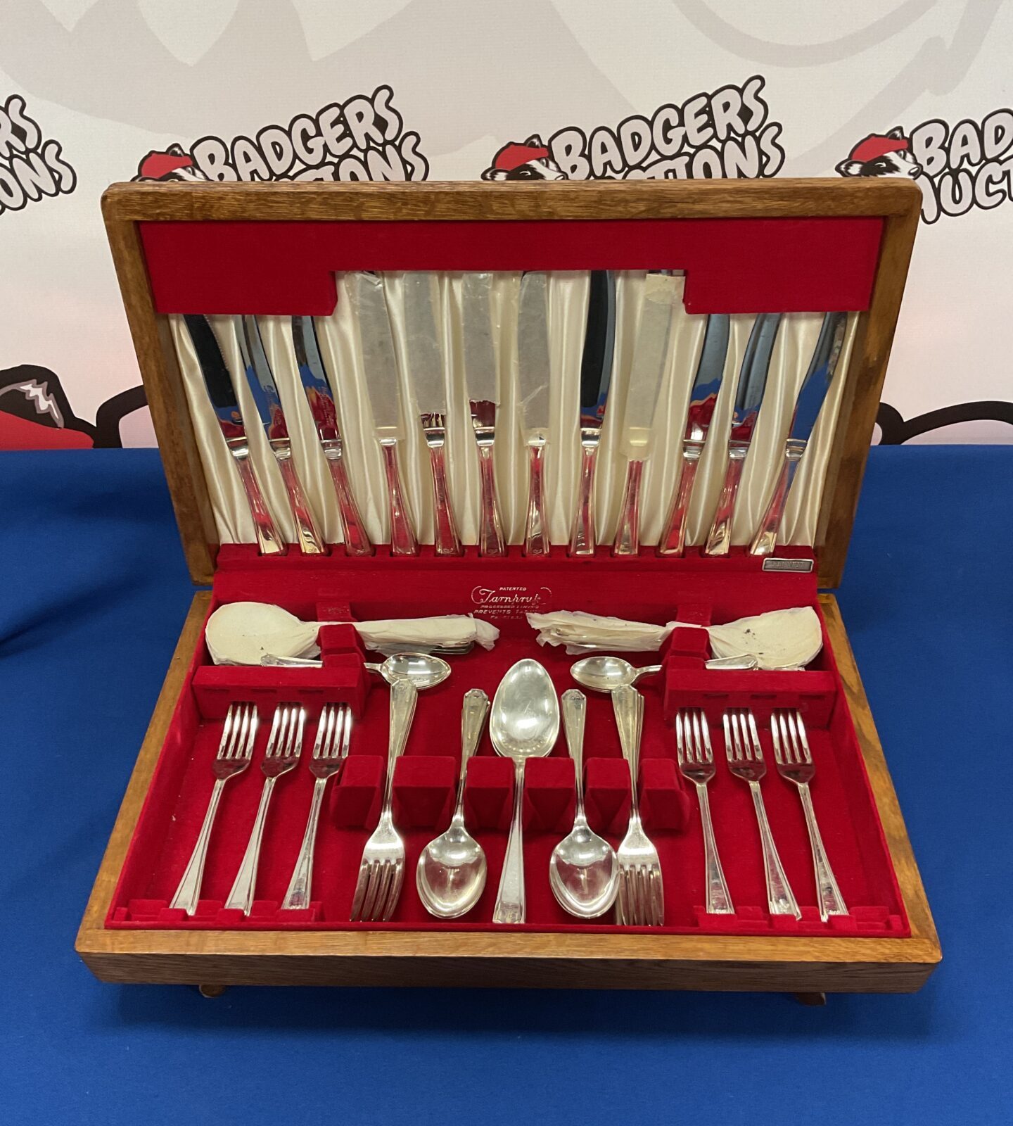 Insignia silver plate cutlery set in oak case