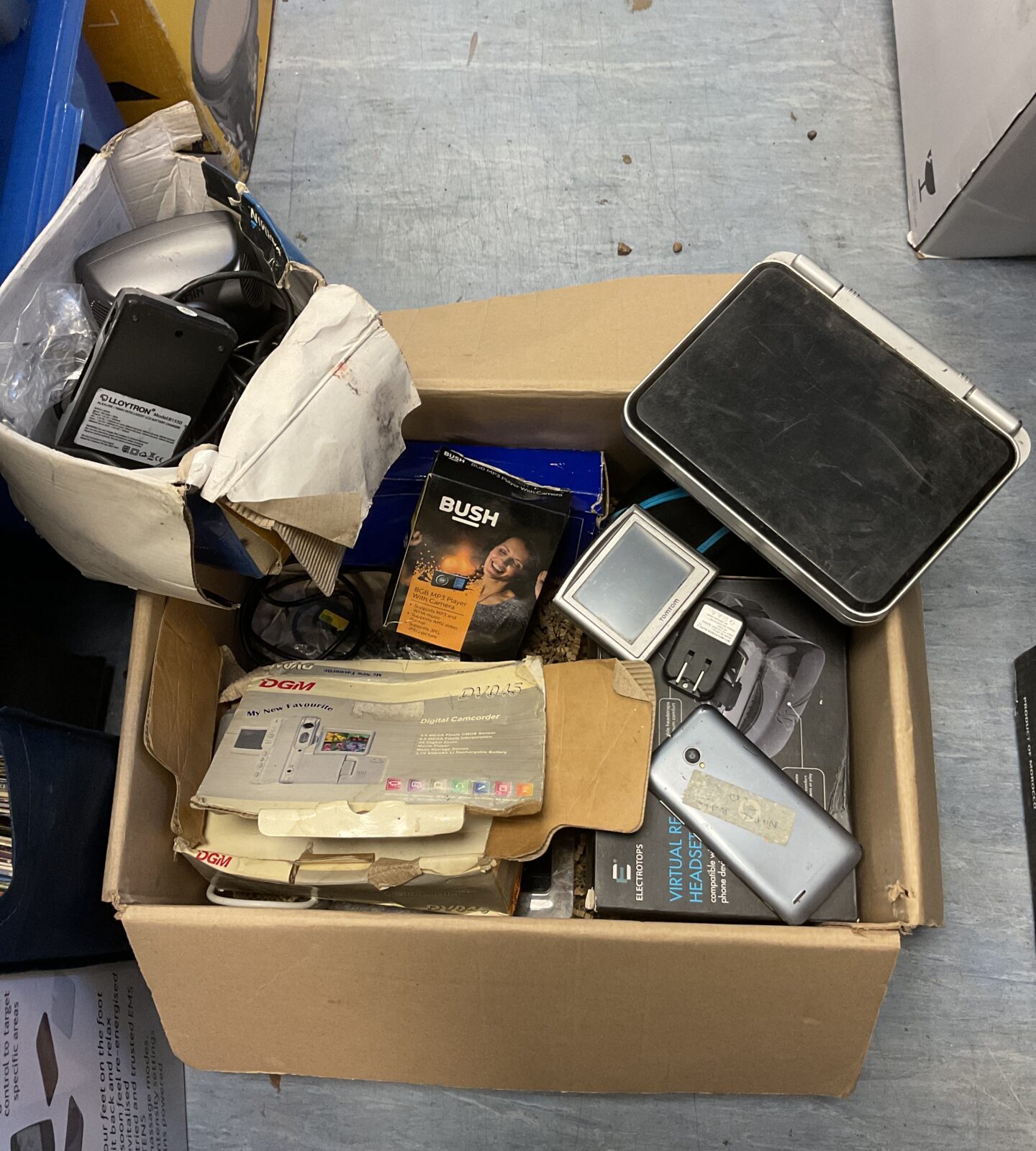 Box of mixed electricals inc cameras & vr headset