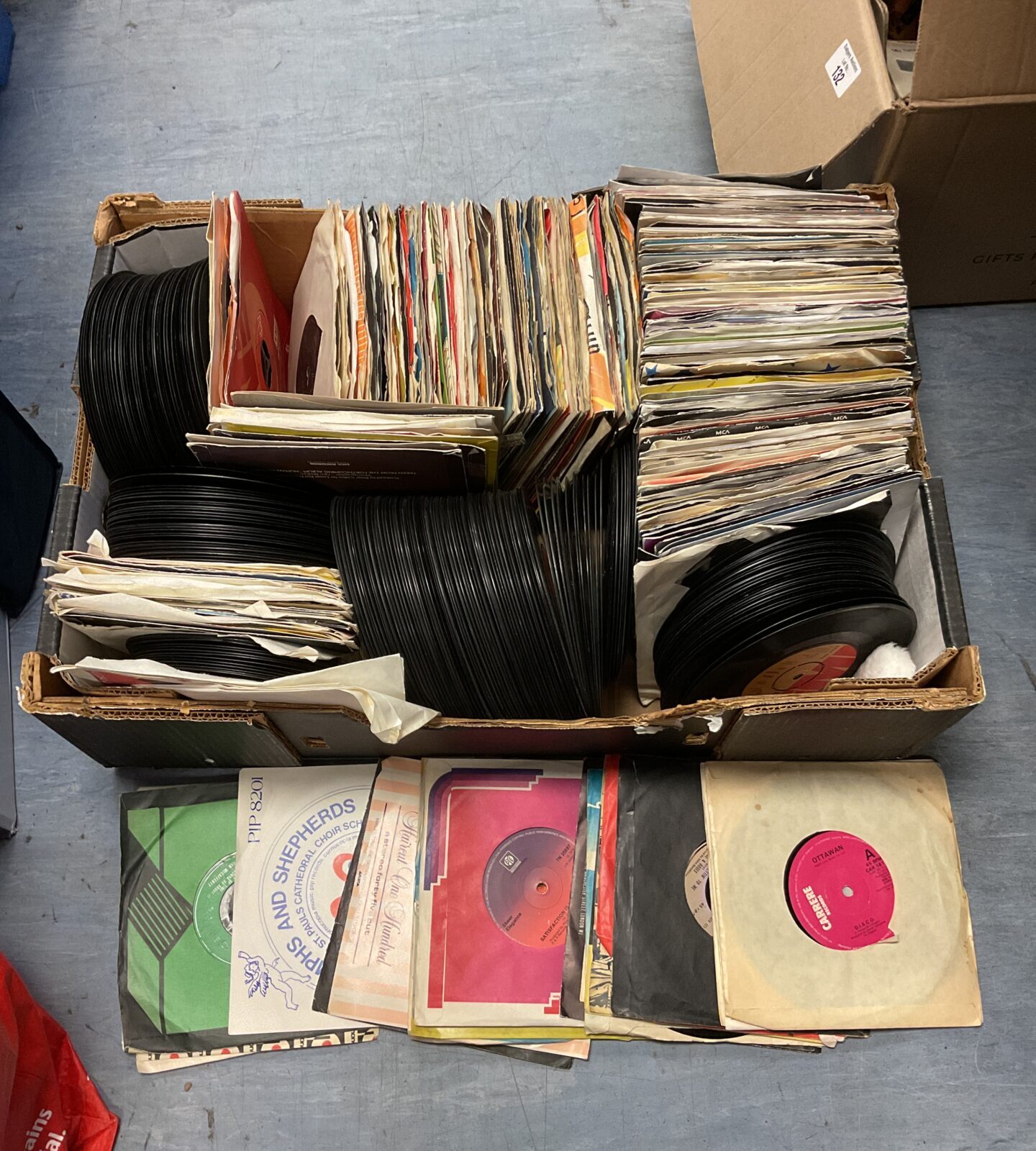 Large tray of 7” single vinyl records