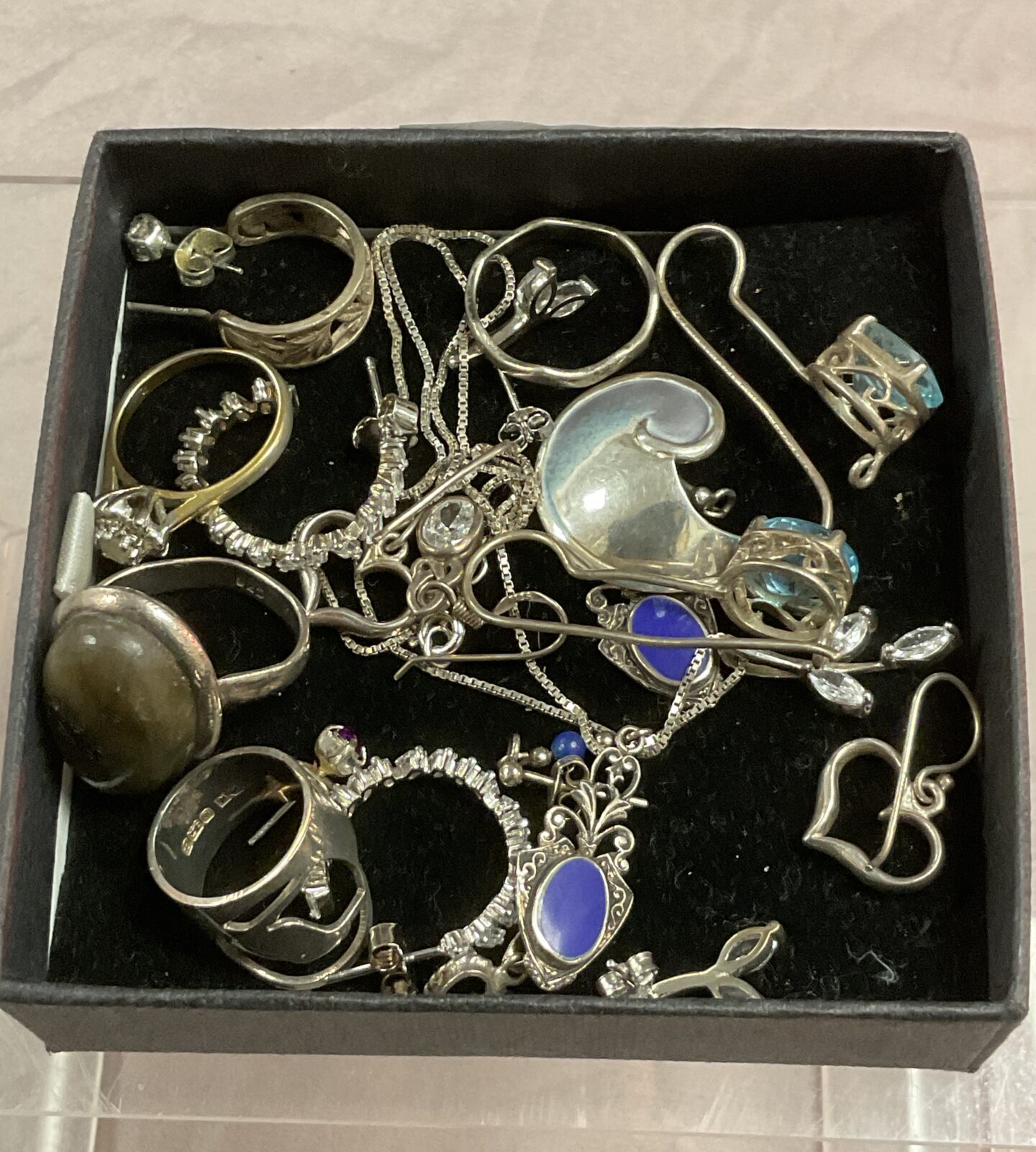 Tray assorted silver jewellery earrings rings ect