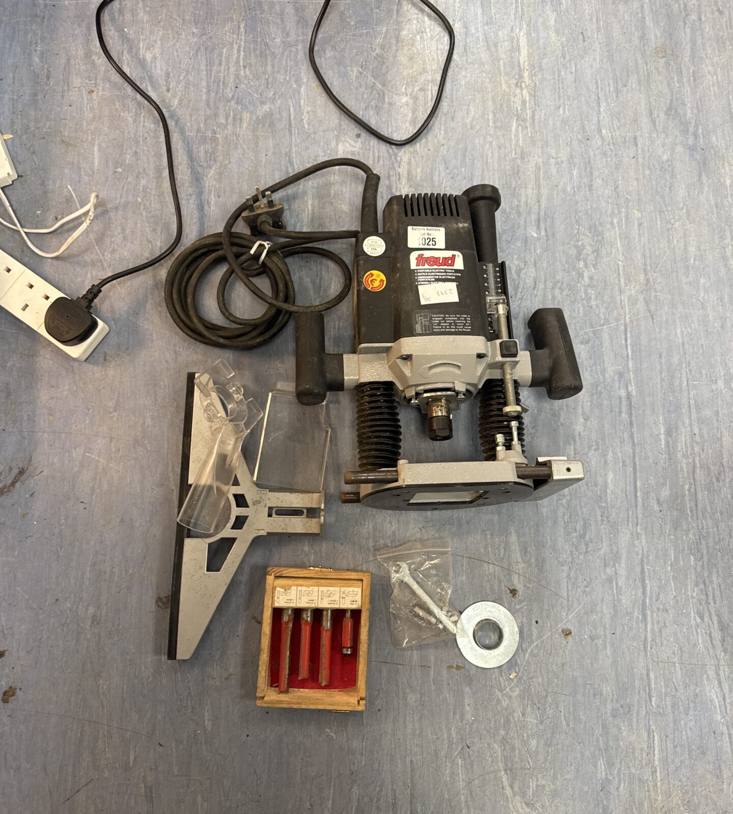 Freud corded router with accessories - powers on