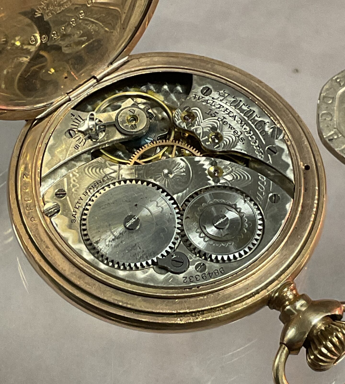 Vintage yellow metal Waltham pocket watch working glass cracked - Image 2