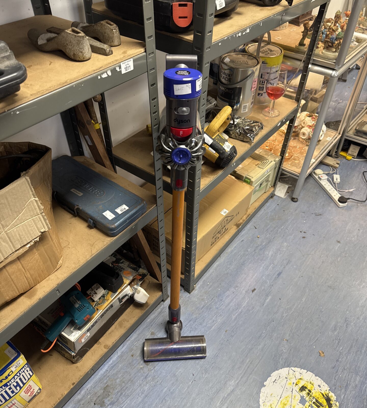 Dyson v7 absolute cordless hoover - untested, no charger, battery light flashes