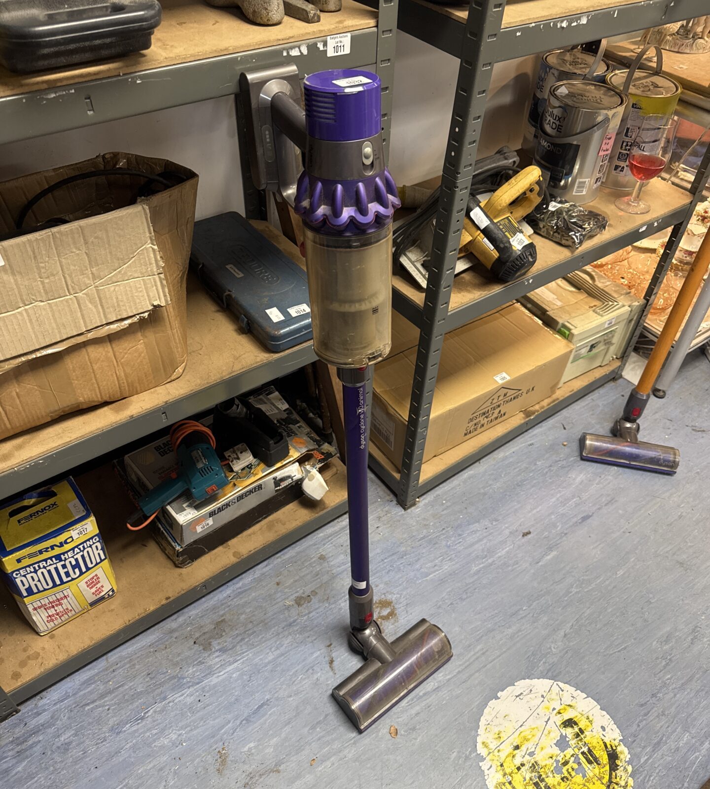 Dyson cyclone v10 animal cordless hoover - powers on, no charger