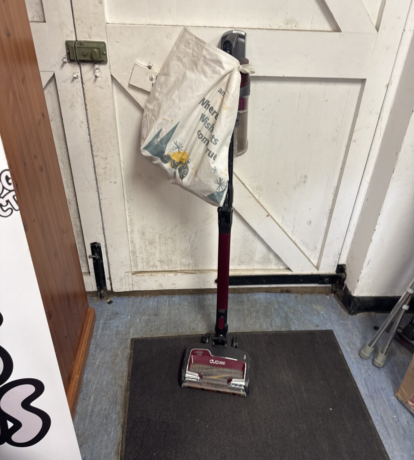 Shark duo clean cordless hoover with charger, cradle & brush attachments - working