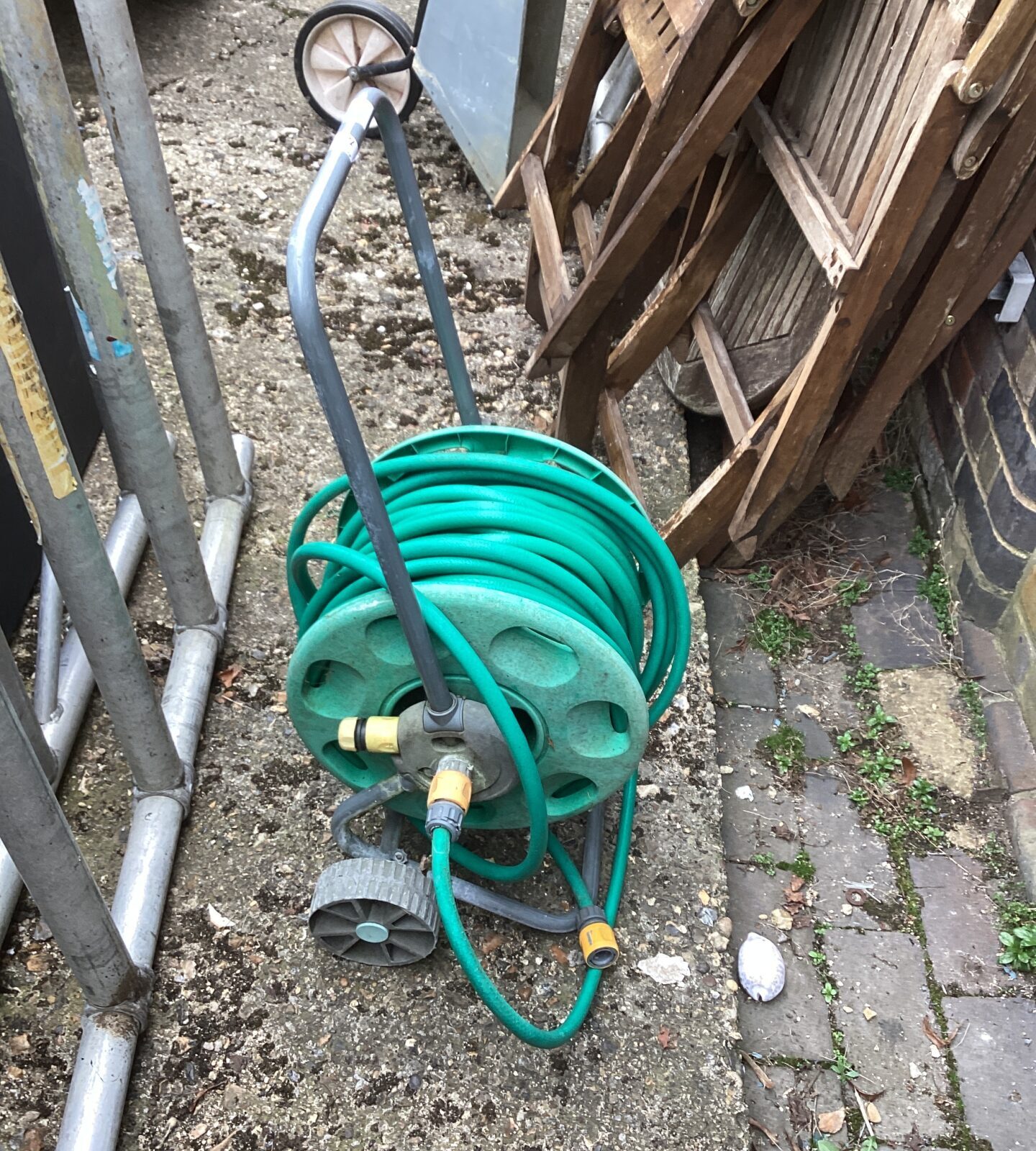 Hose pipe with reel