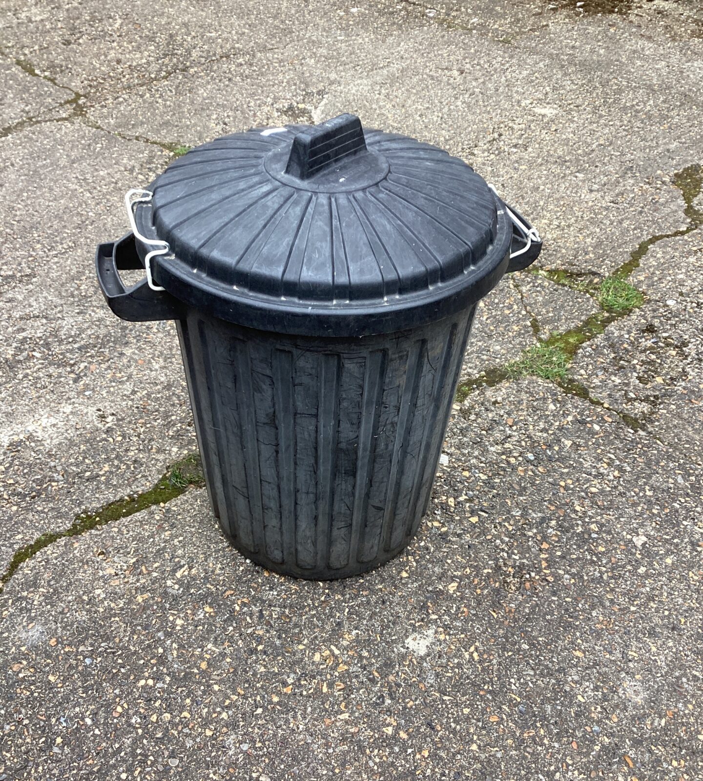 Plastic Dust Bin with lid