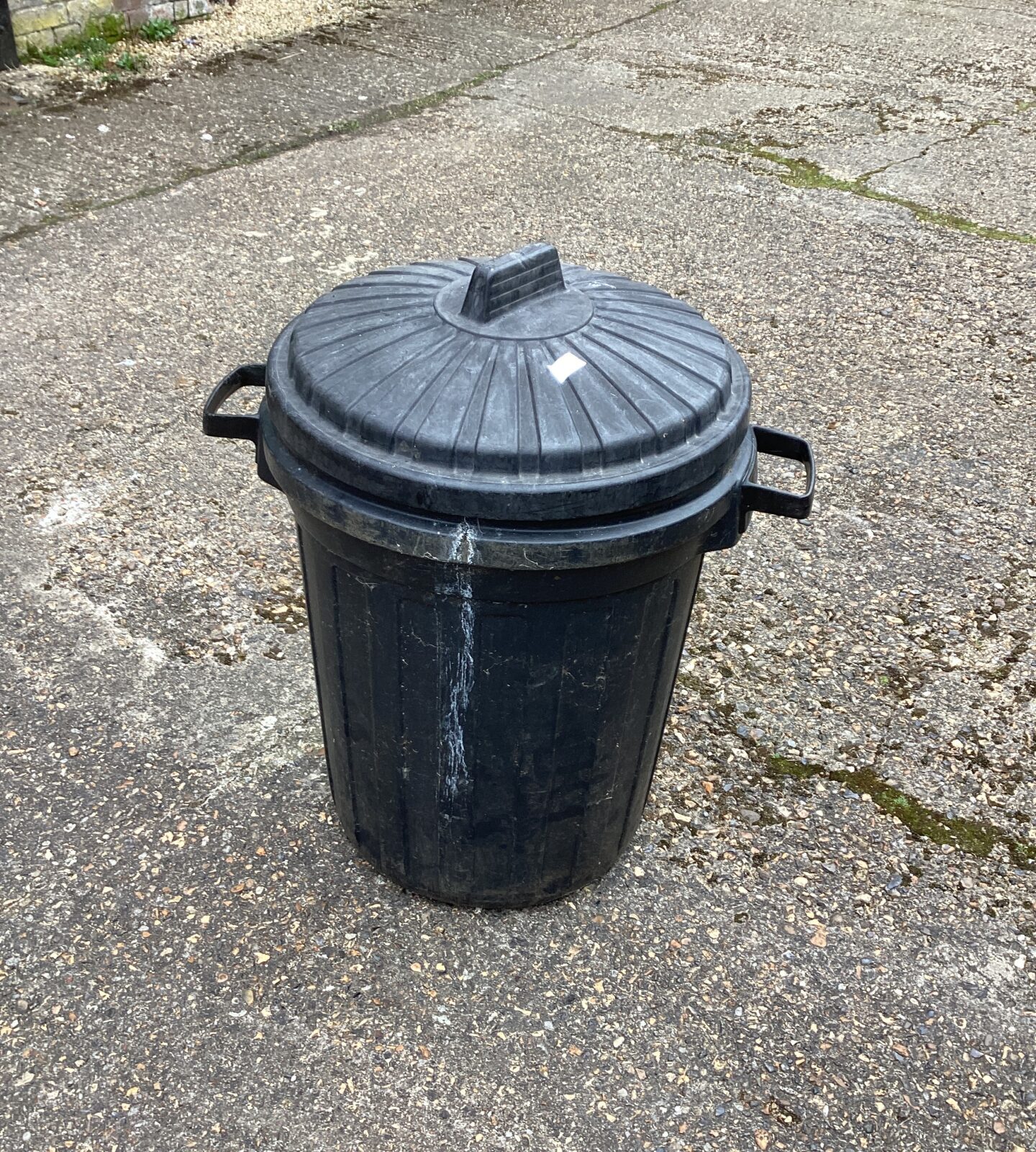 Plastic Dust Bin with lid