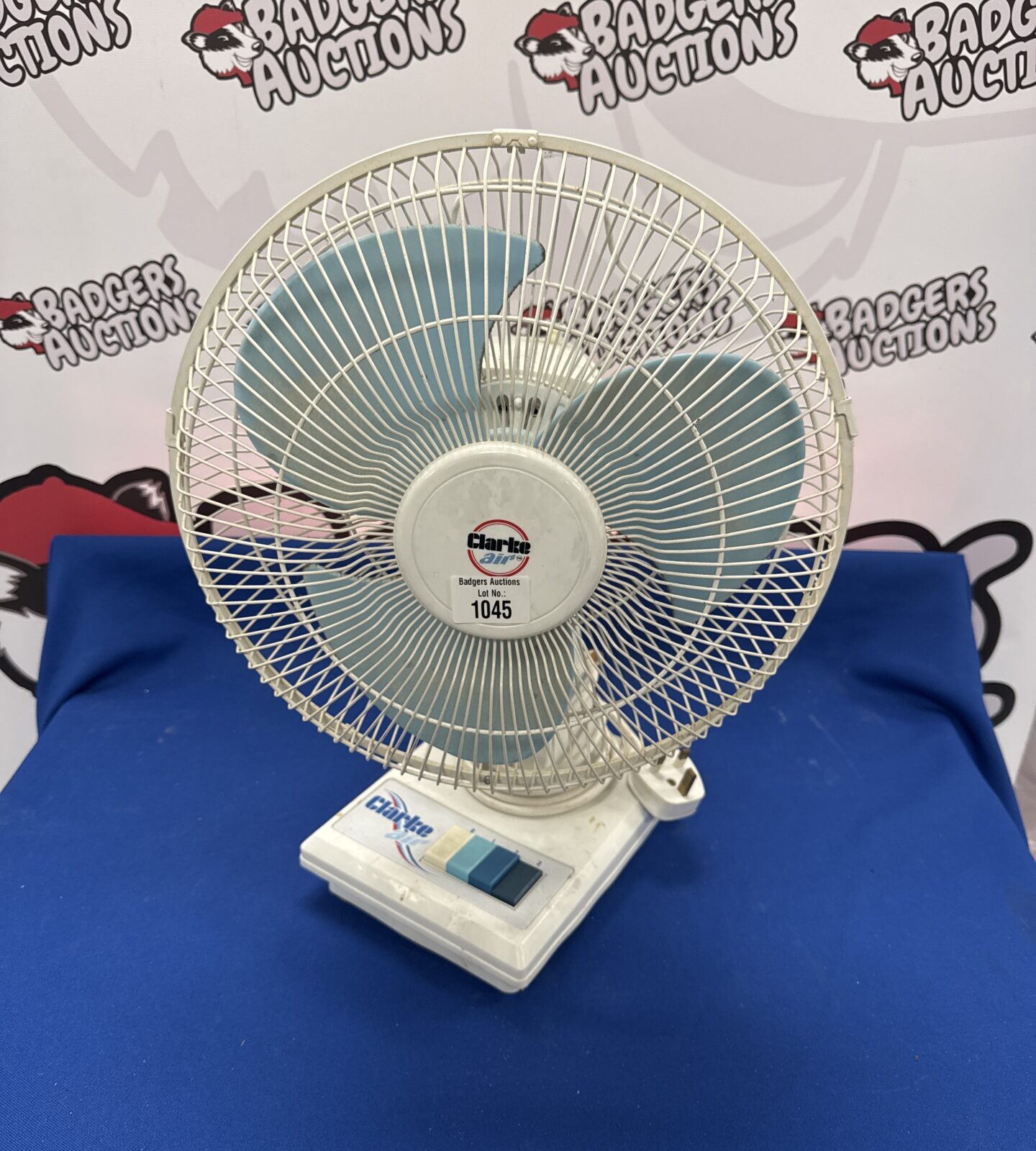 Clarke oscillating desk fan - working
