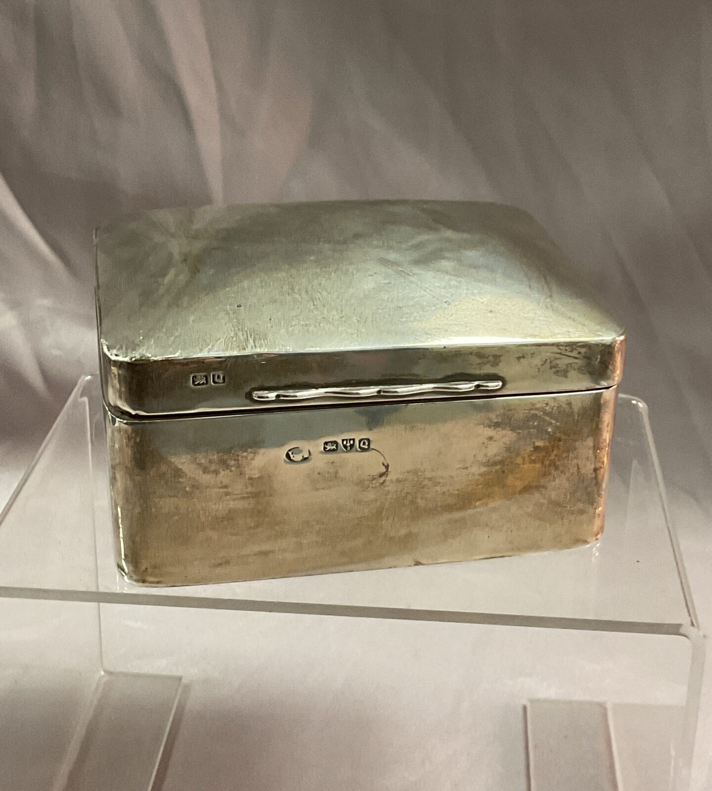 Chester Hallmarked Silver cigarette Wood lined box 340g gross