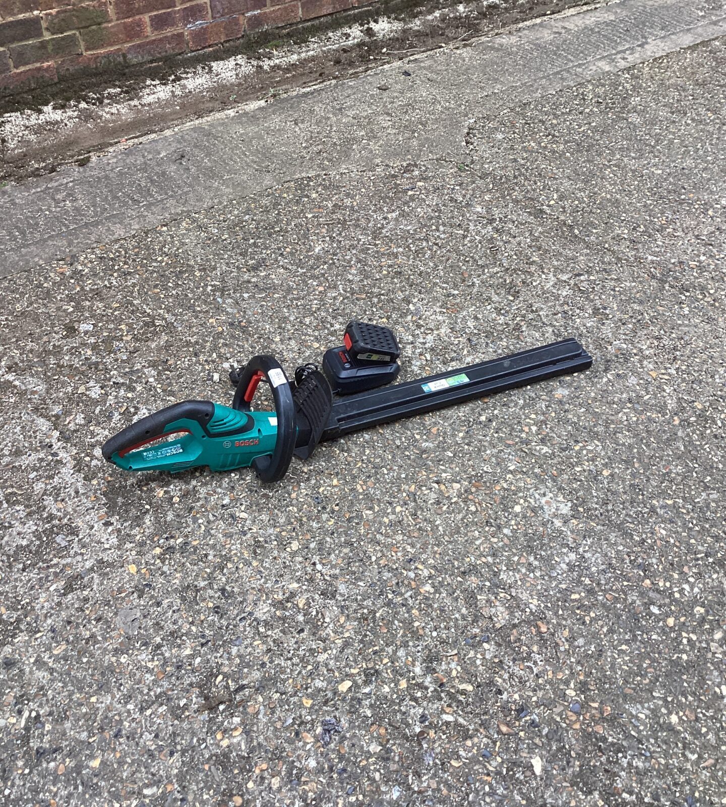 Bosch battery hedge cutter with charger