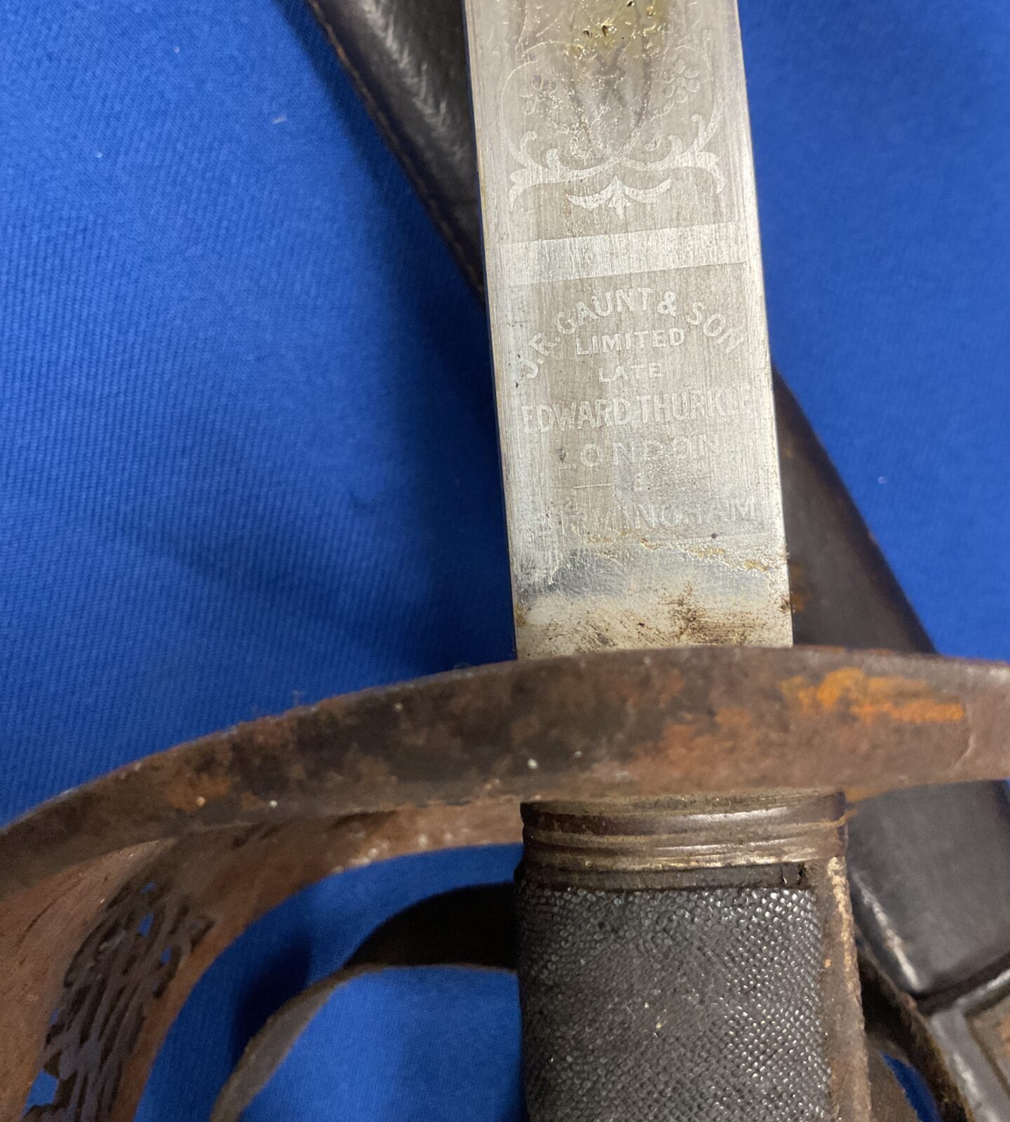 WW1 J R Gaunt and Son Late Edward Thurkle London 1912 pattern heavy cavalry Officers Sword With Leather Scabbard - Image 2