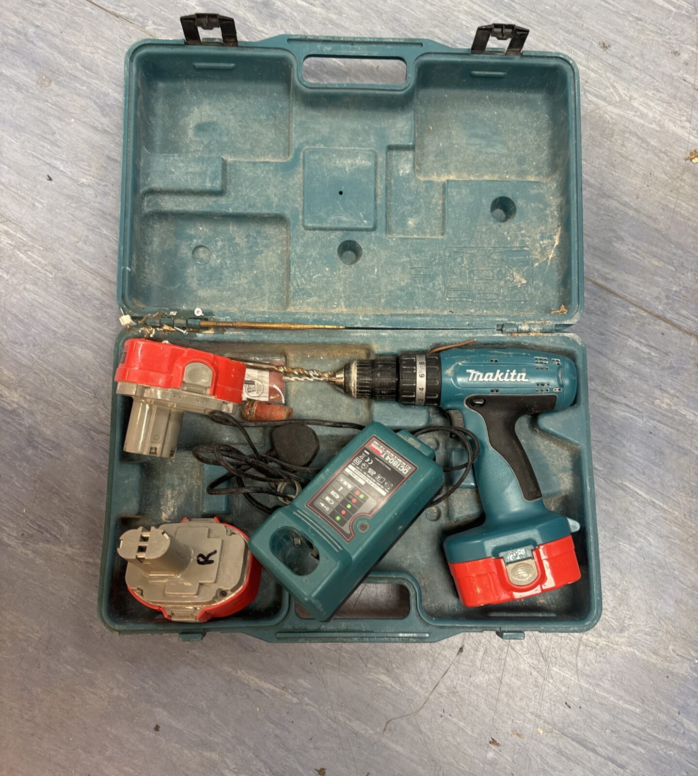 Makita cordless drill with charger & batteries - working, battery low