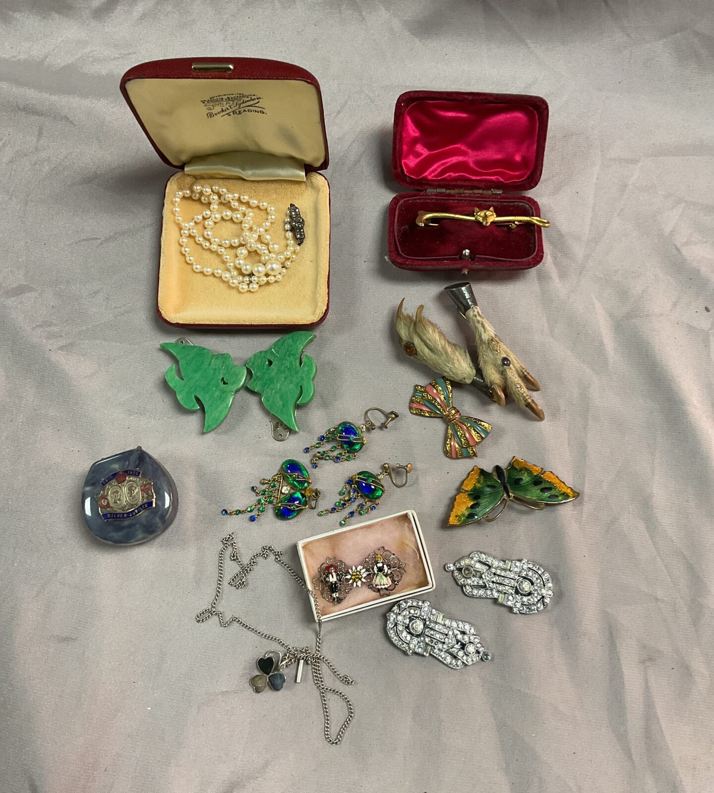 Tray of vintage Jewellery