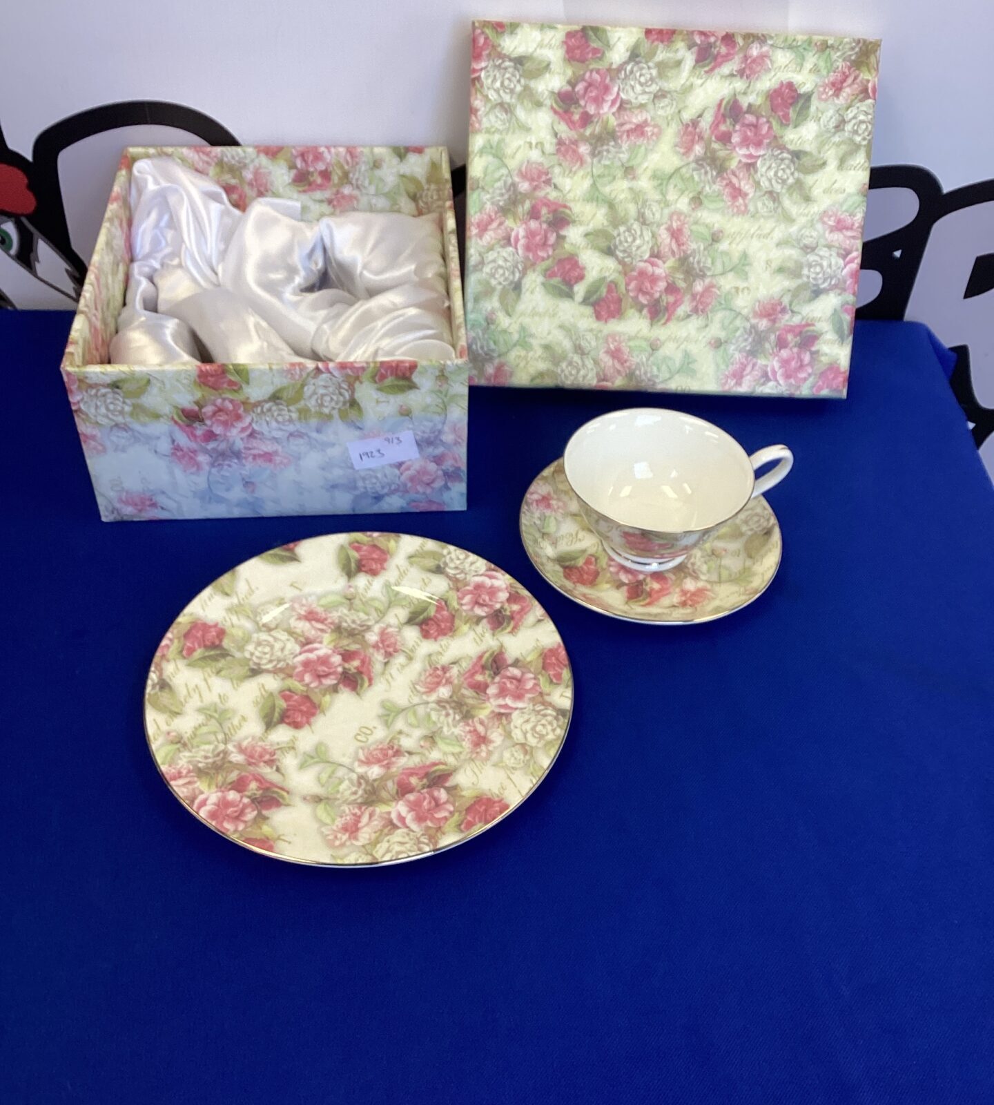 Leonardo Colletion Bone China tea cup, saucer and plate with presentation box