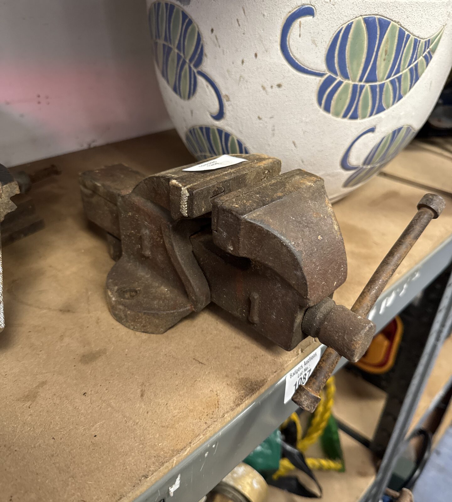 Small bench vice