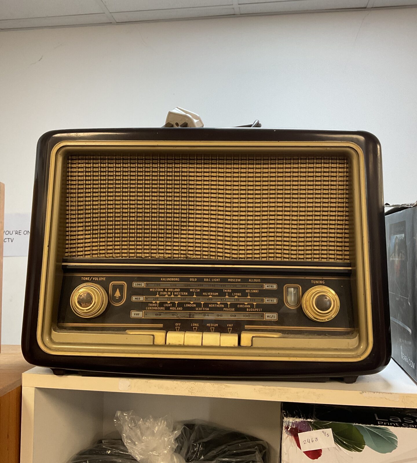 Vintage bush bakelite valve radio