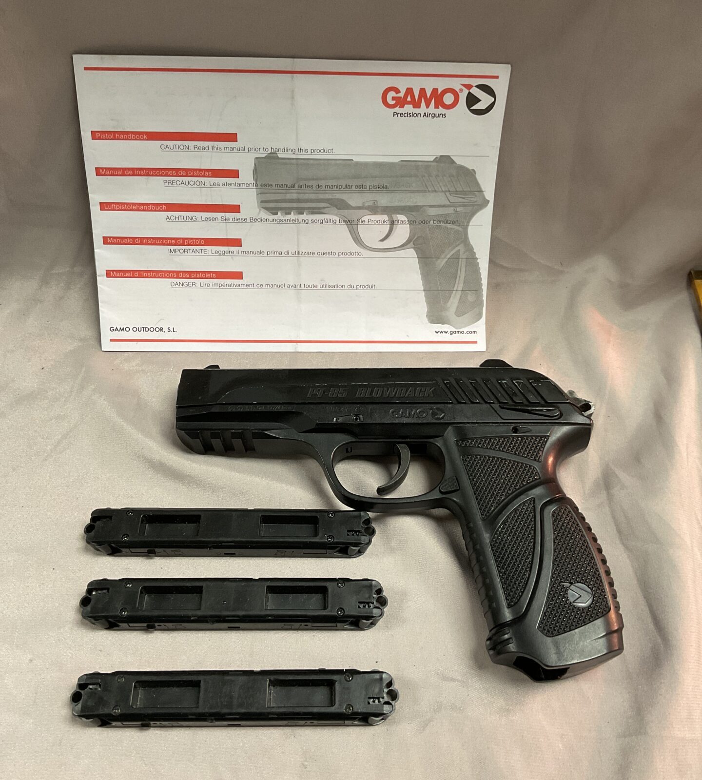 Gamo Pt85 Blowback co2 pistol with three mags