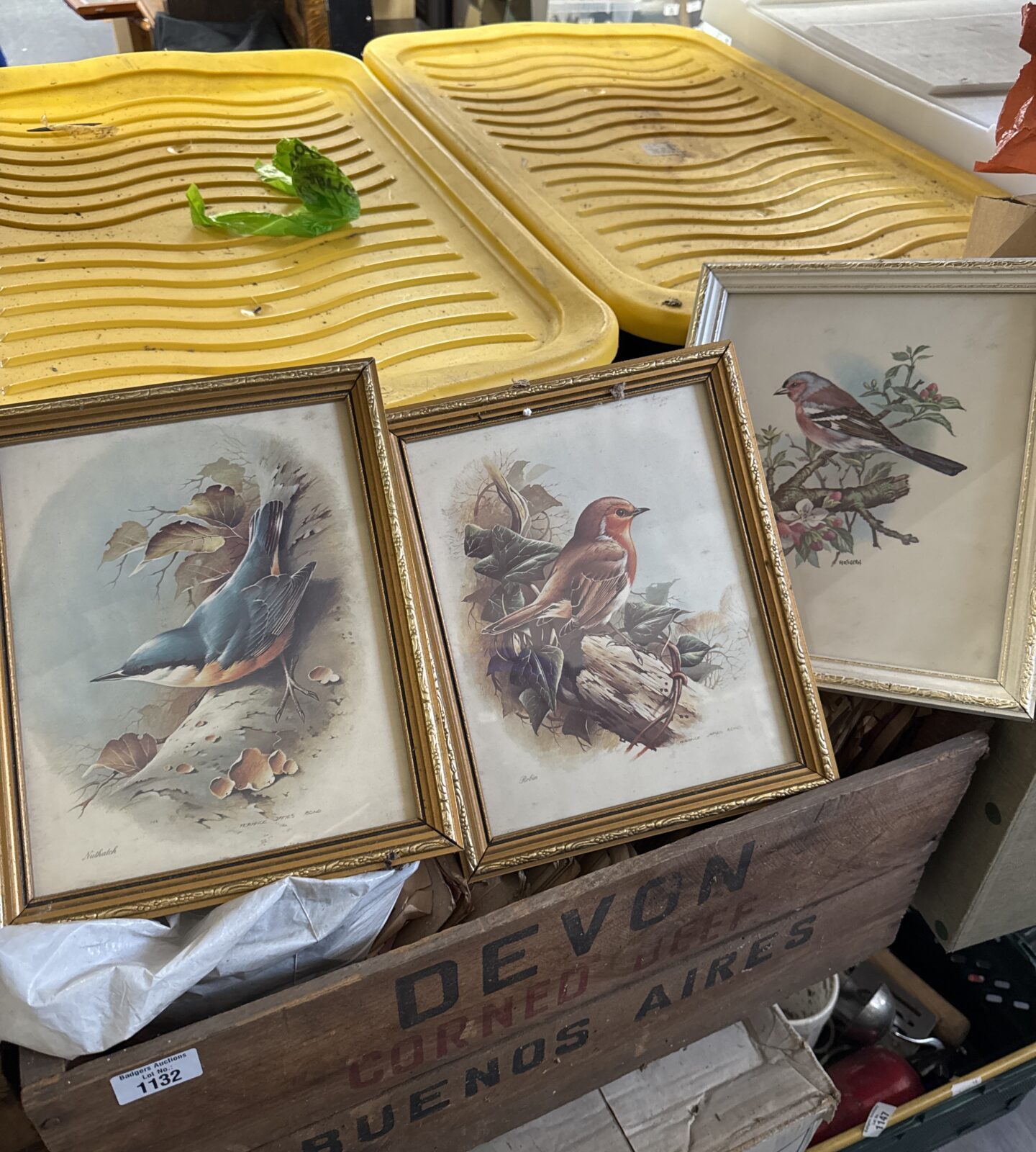 Two boxes of gramophone records with bag of vintage photos & three art prints - Image 3