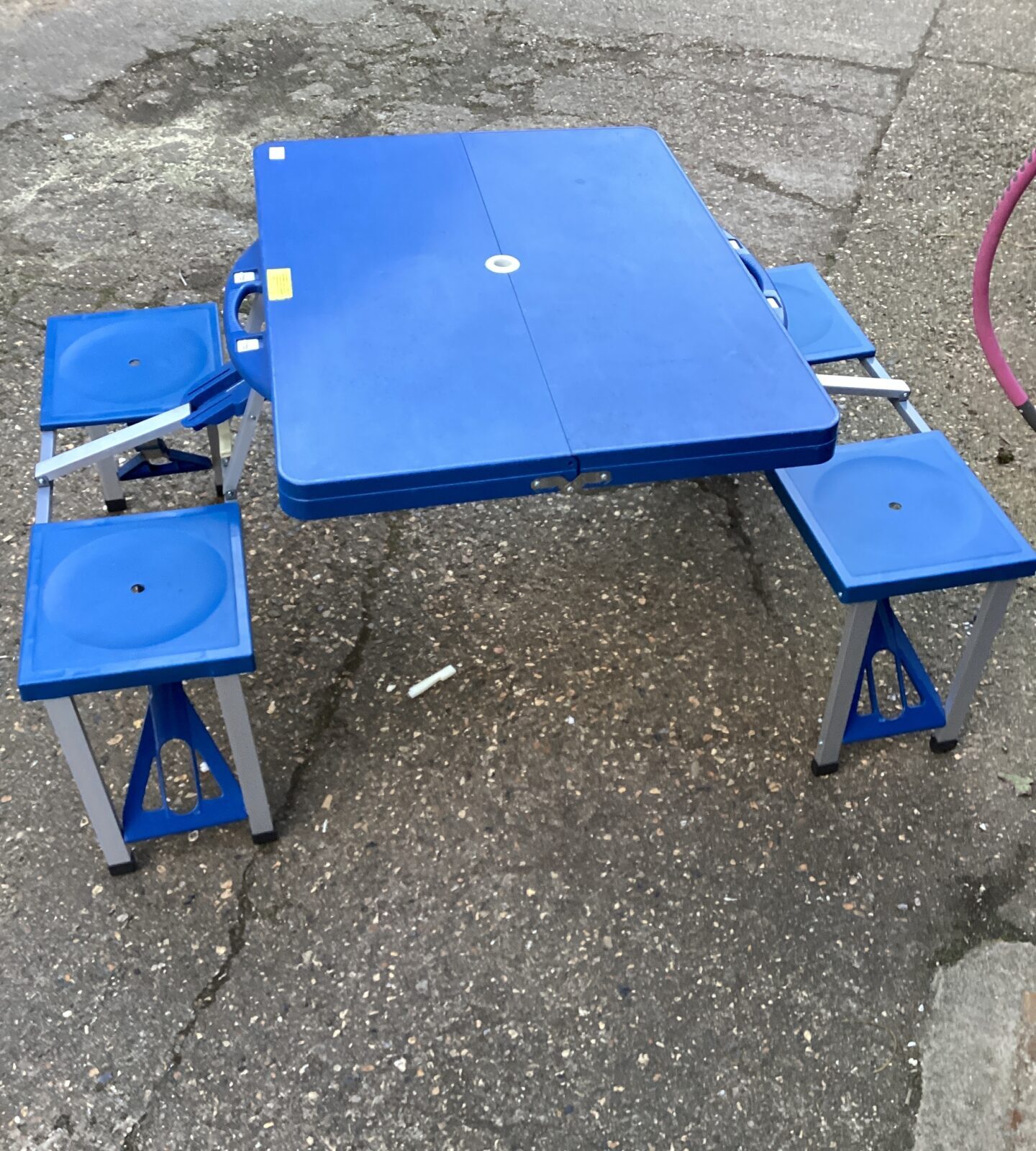 Folding picnic table