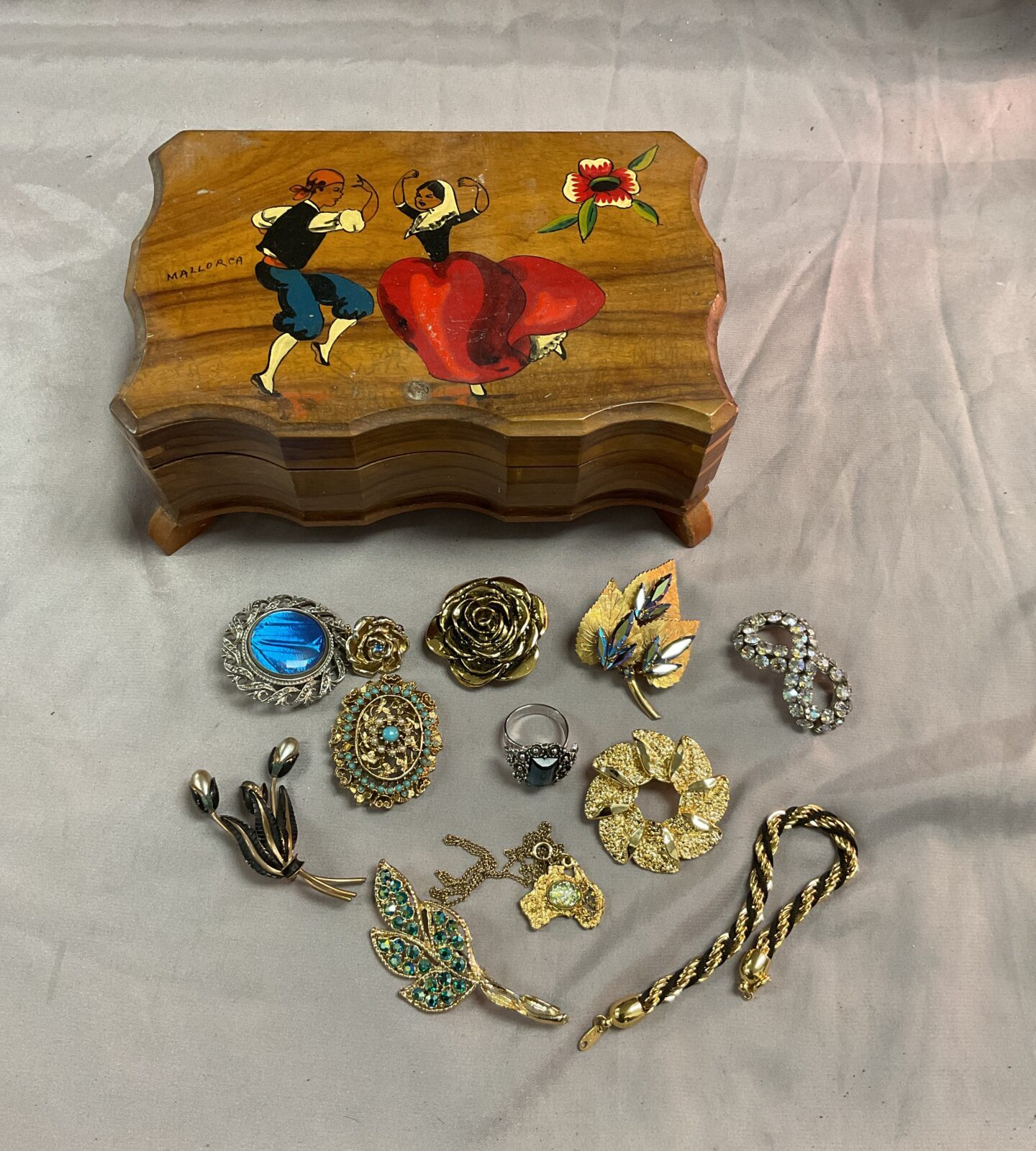 Musical jewellery box with assorted jewellery