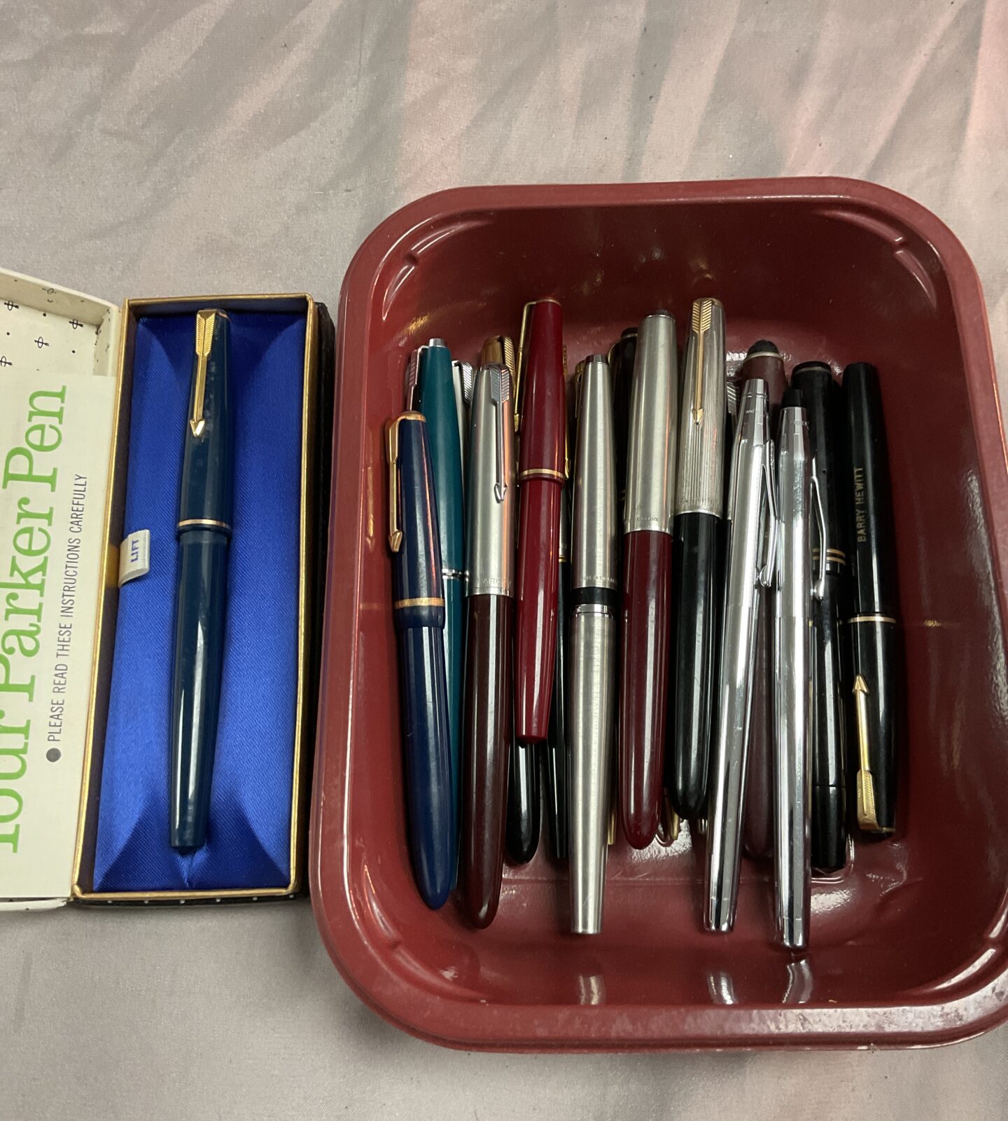 Tray of assorted mostly Parker pens and others
