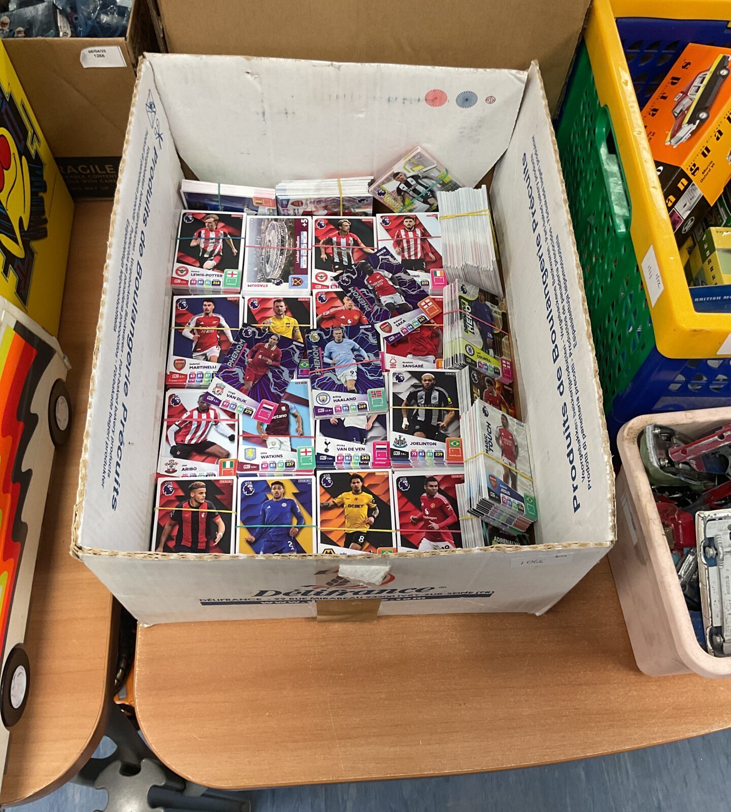Large collection of over 1000 panini adrenalyn xl premier league trading cards inc special edition