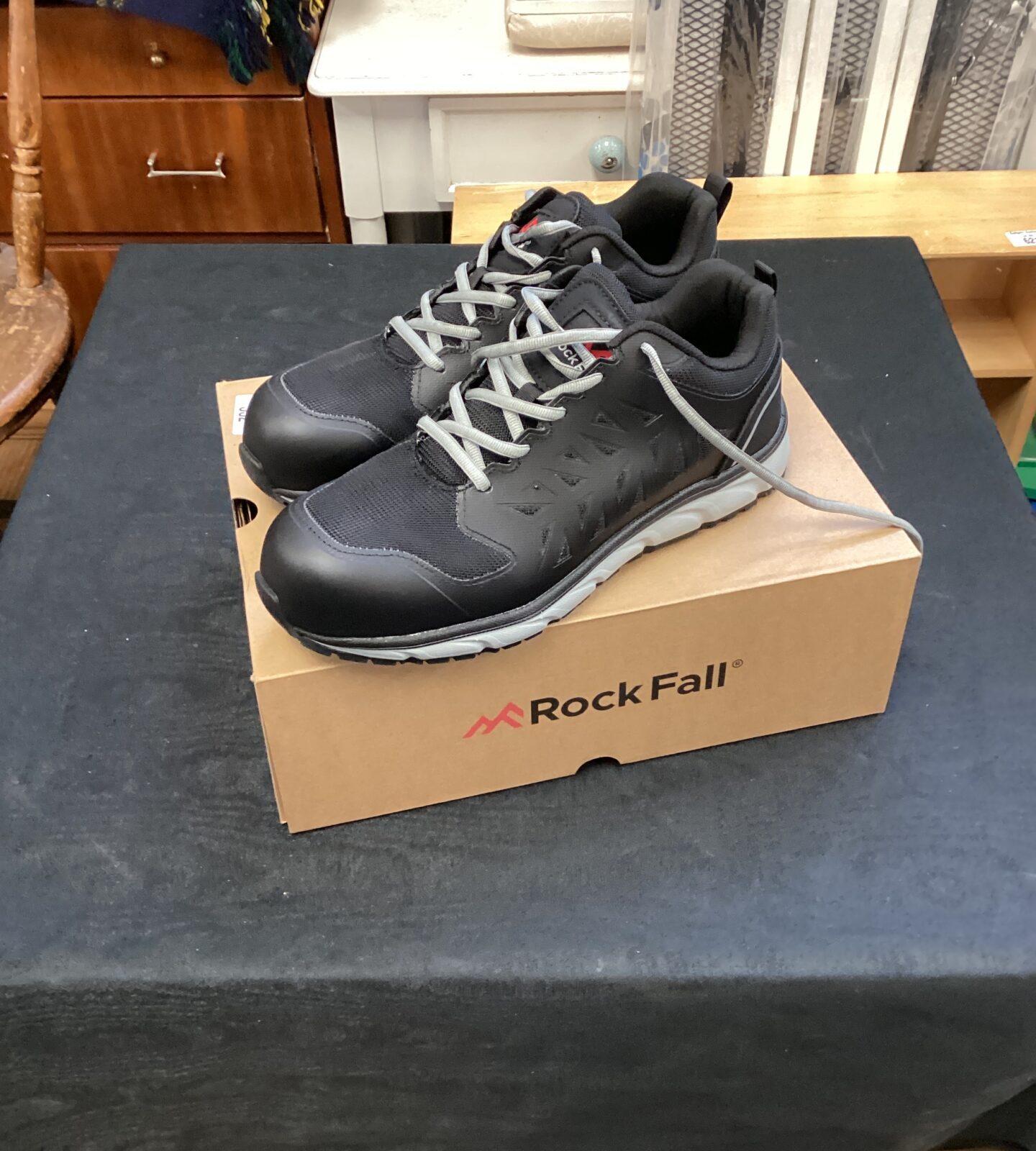 New pair of size 9 rock fall safety shoes