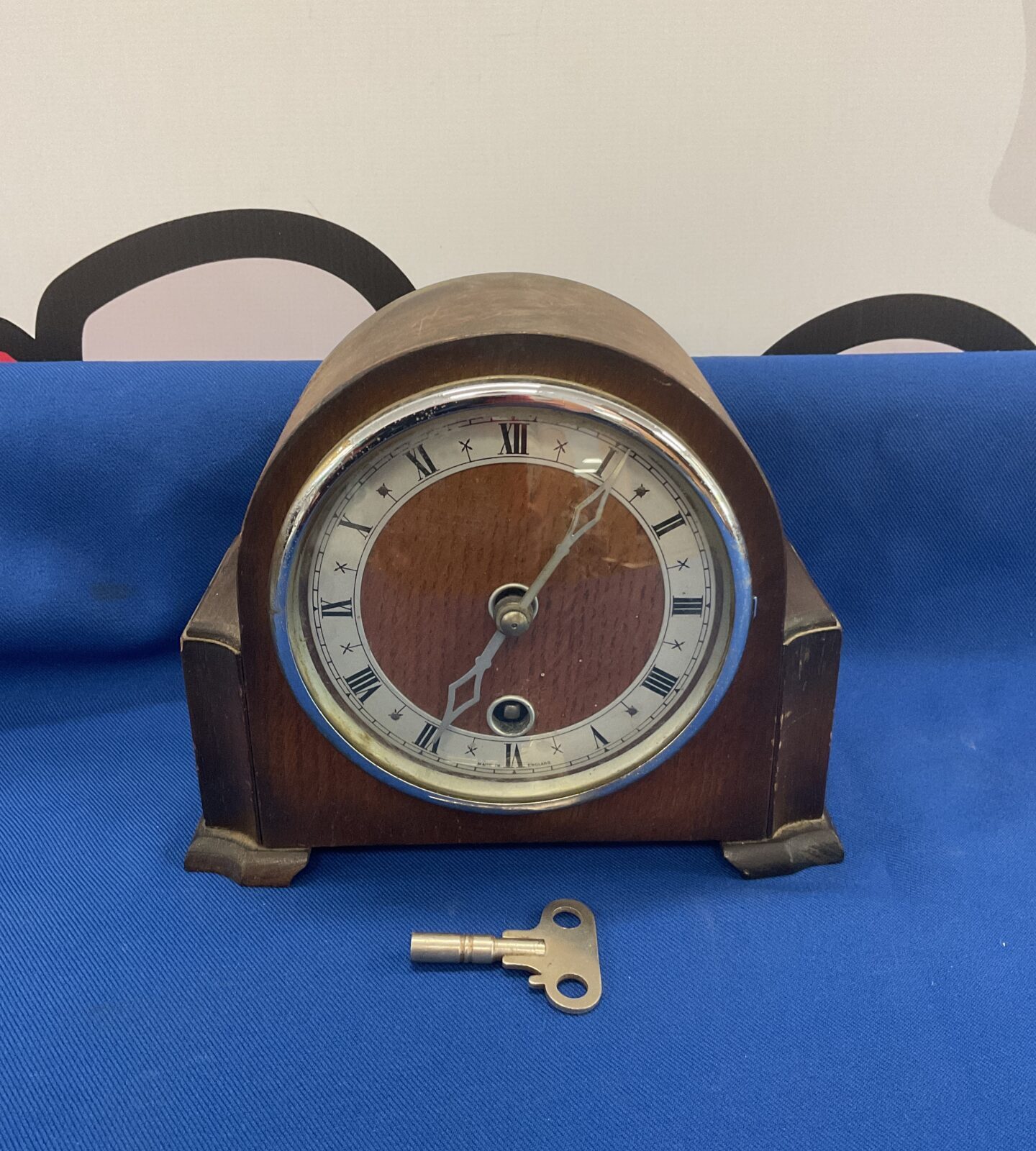 Small 1930s oak cased mantle clock with key