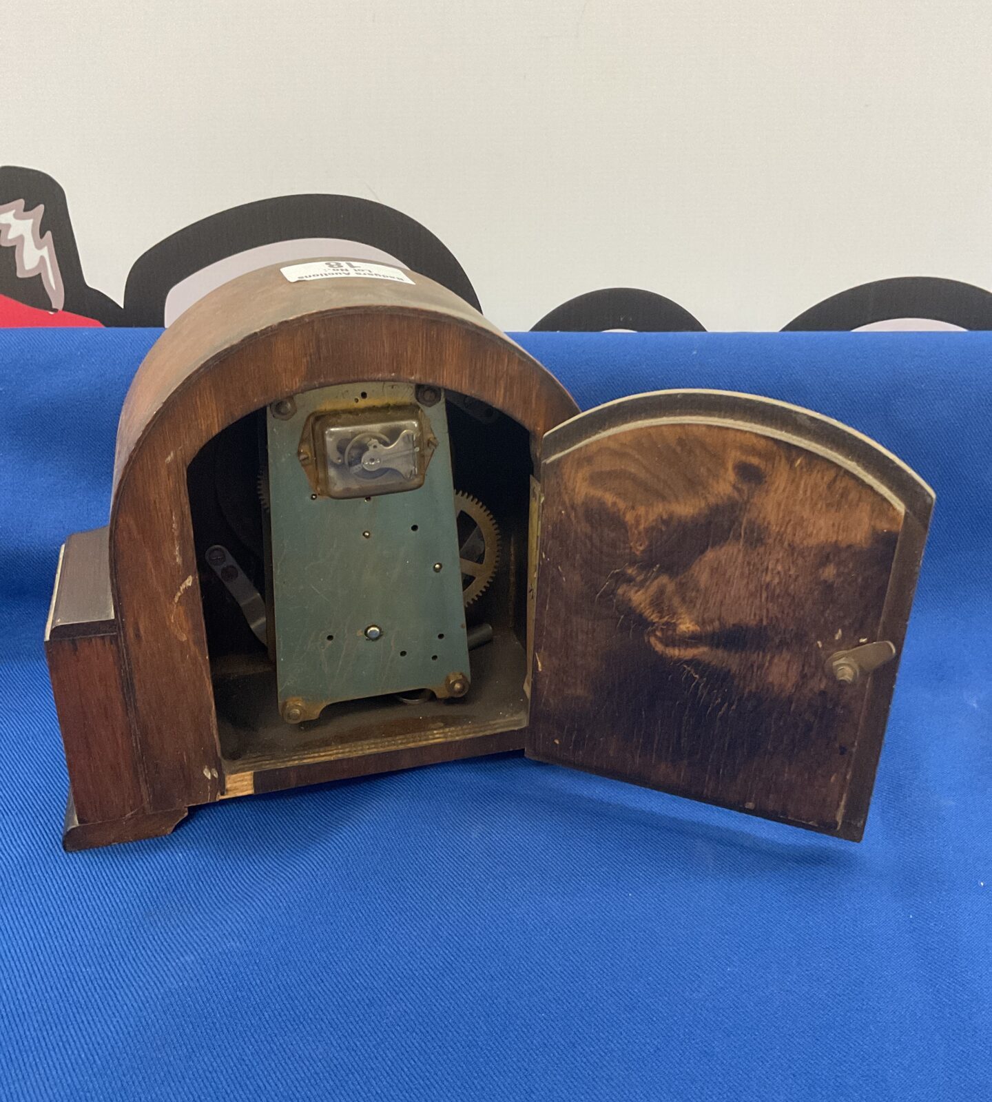 Small 1930s oak cased mantle clock with key - Image 2