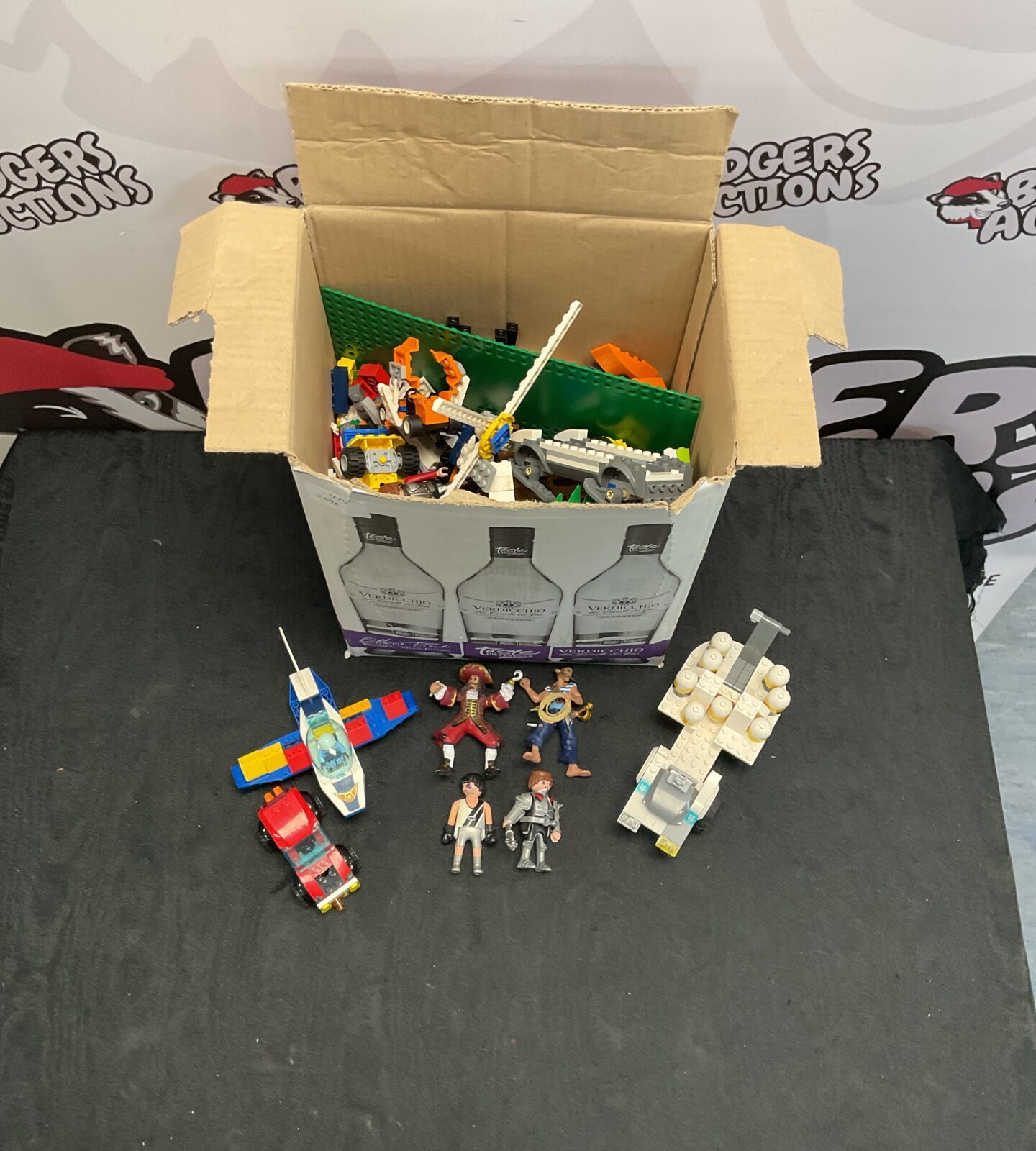 Box of mixed lego and playmobile inc figures