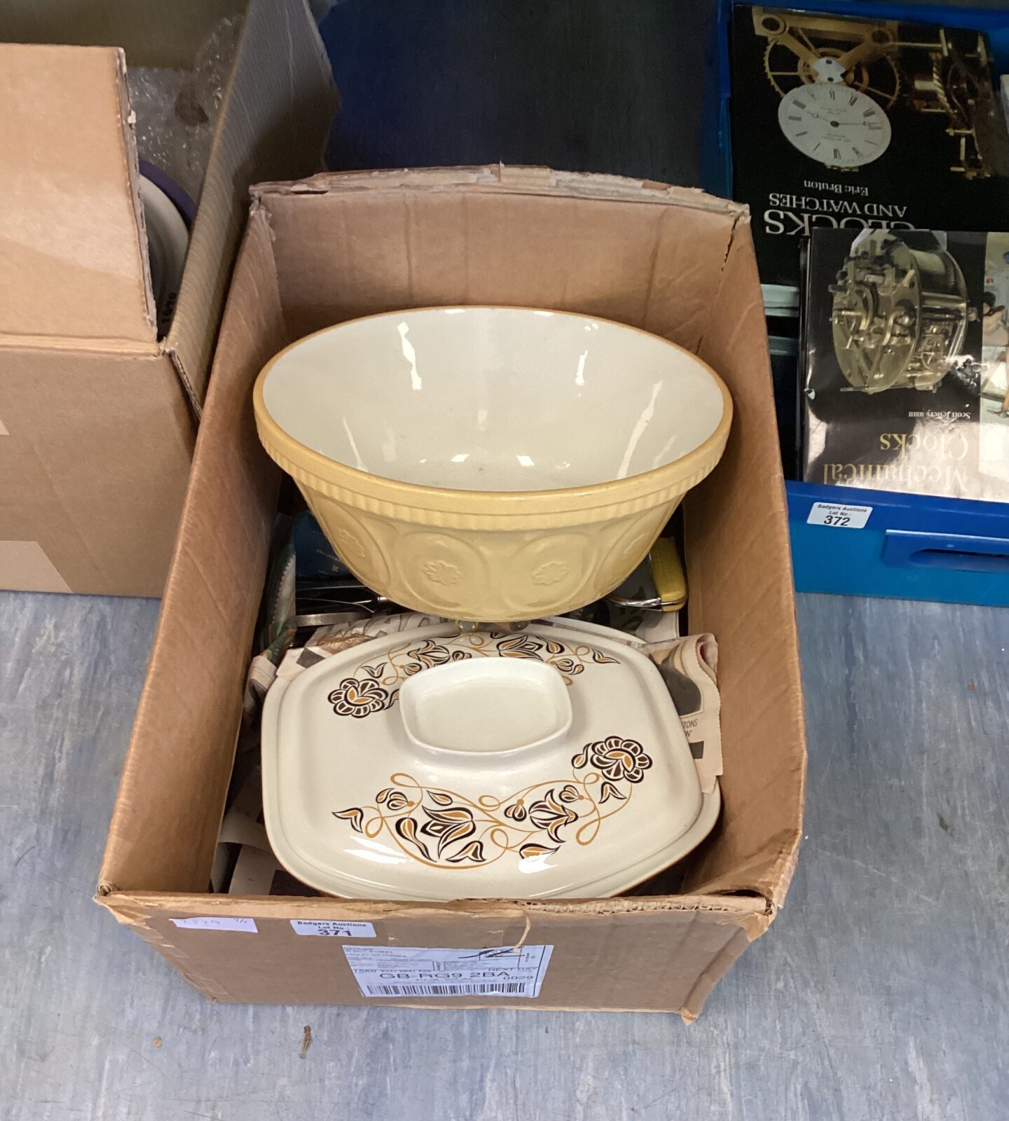 Box of kitchen items inc large mixing bowl