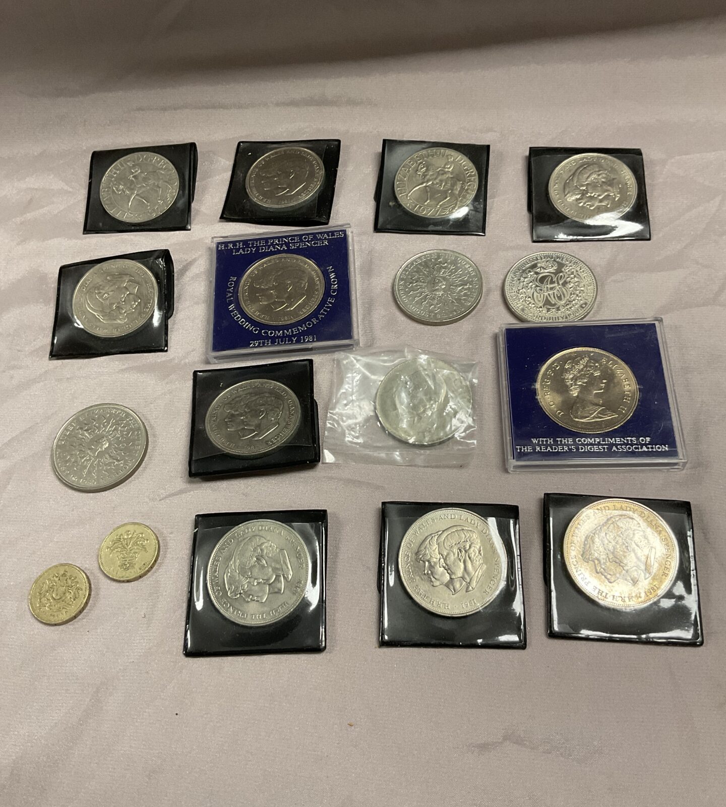 Collection of assorted Commemorative British coins
