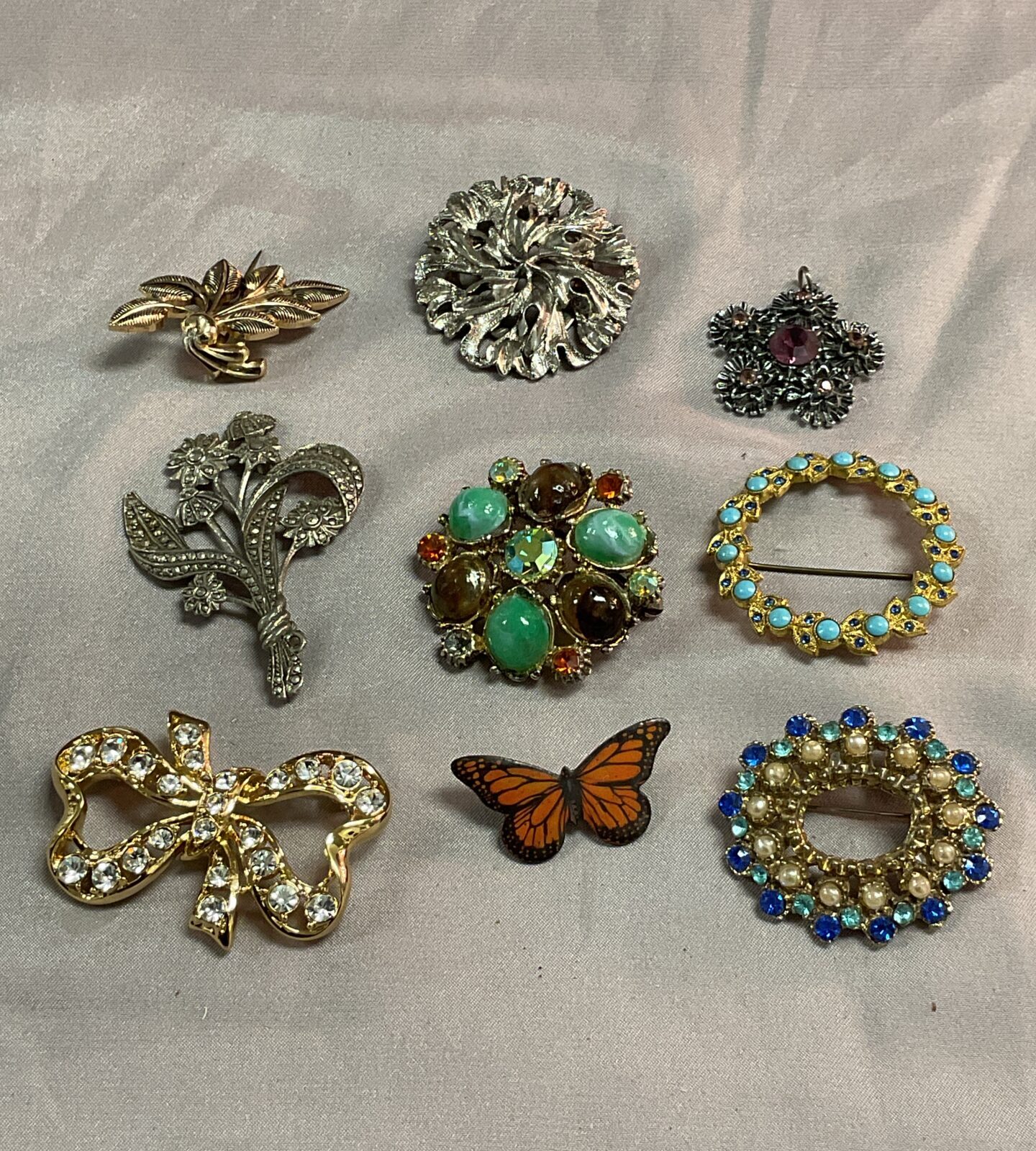Tray costume jewellery brooches and pendant