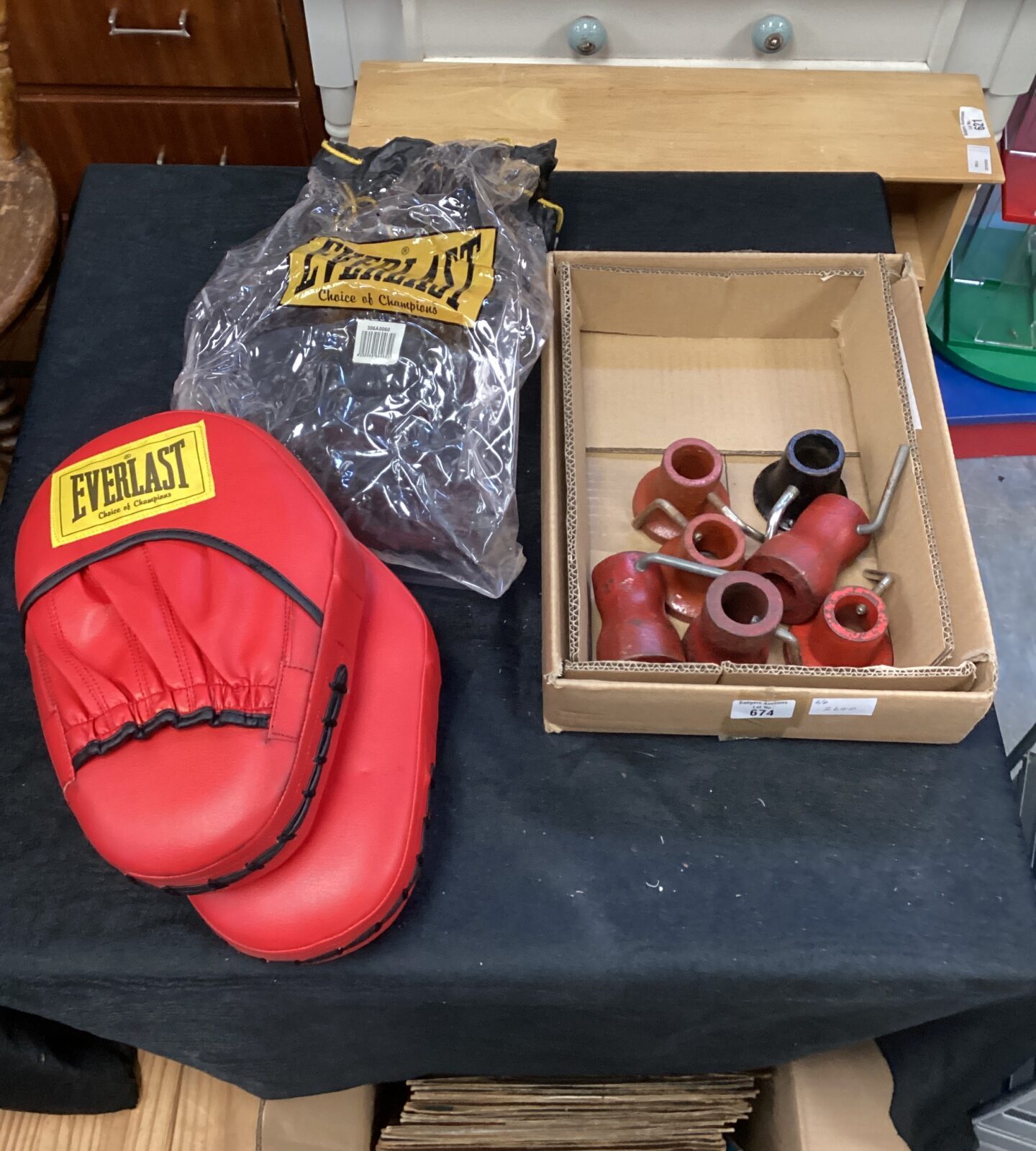 Weight bar clamps with everlast sparring pads