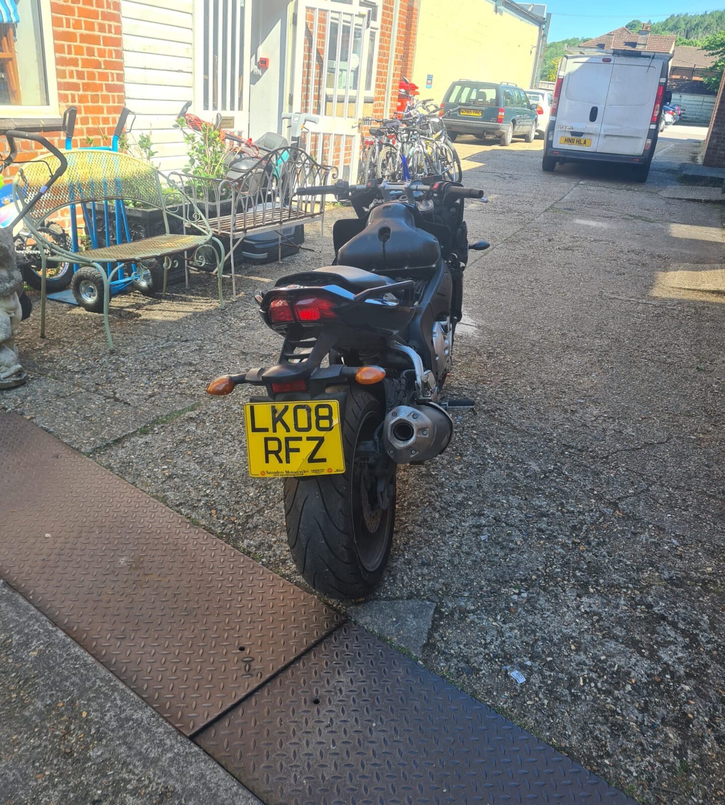 Yamaha Fazer F215 2008 motorcycle. Spares or repair non runner v5 present 5 owners on sorn dutuned r1 engine. With logbook no key - Image 2