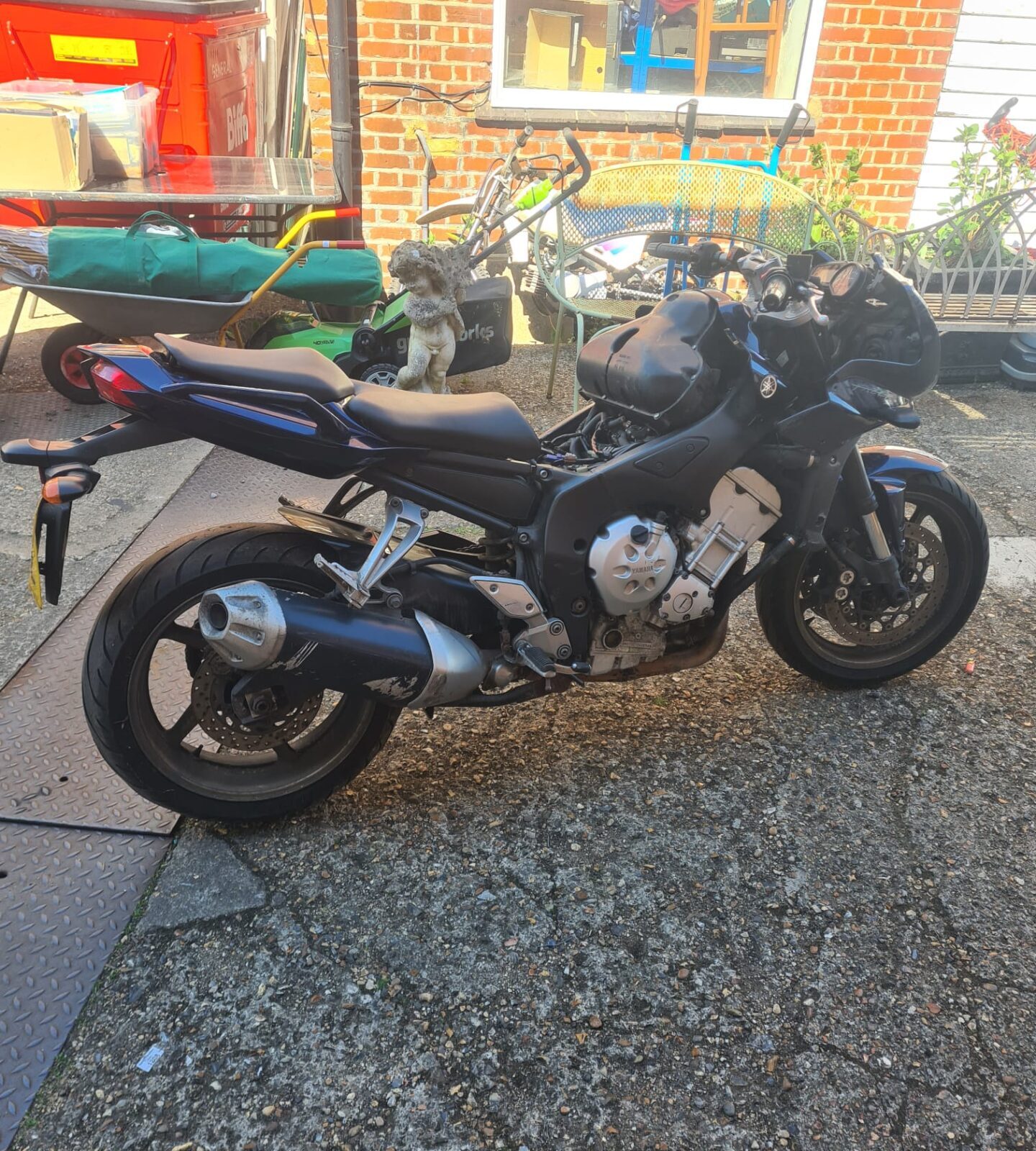 Yamaha Fazer F215 2008 motorcycle. Spares or repair non runner v5 present 5 owners on sorn dutuned r1 engine. With logbook no key - Image 3