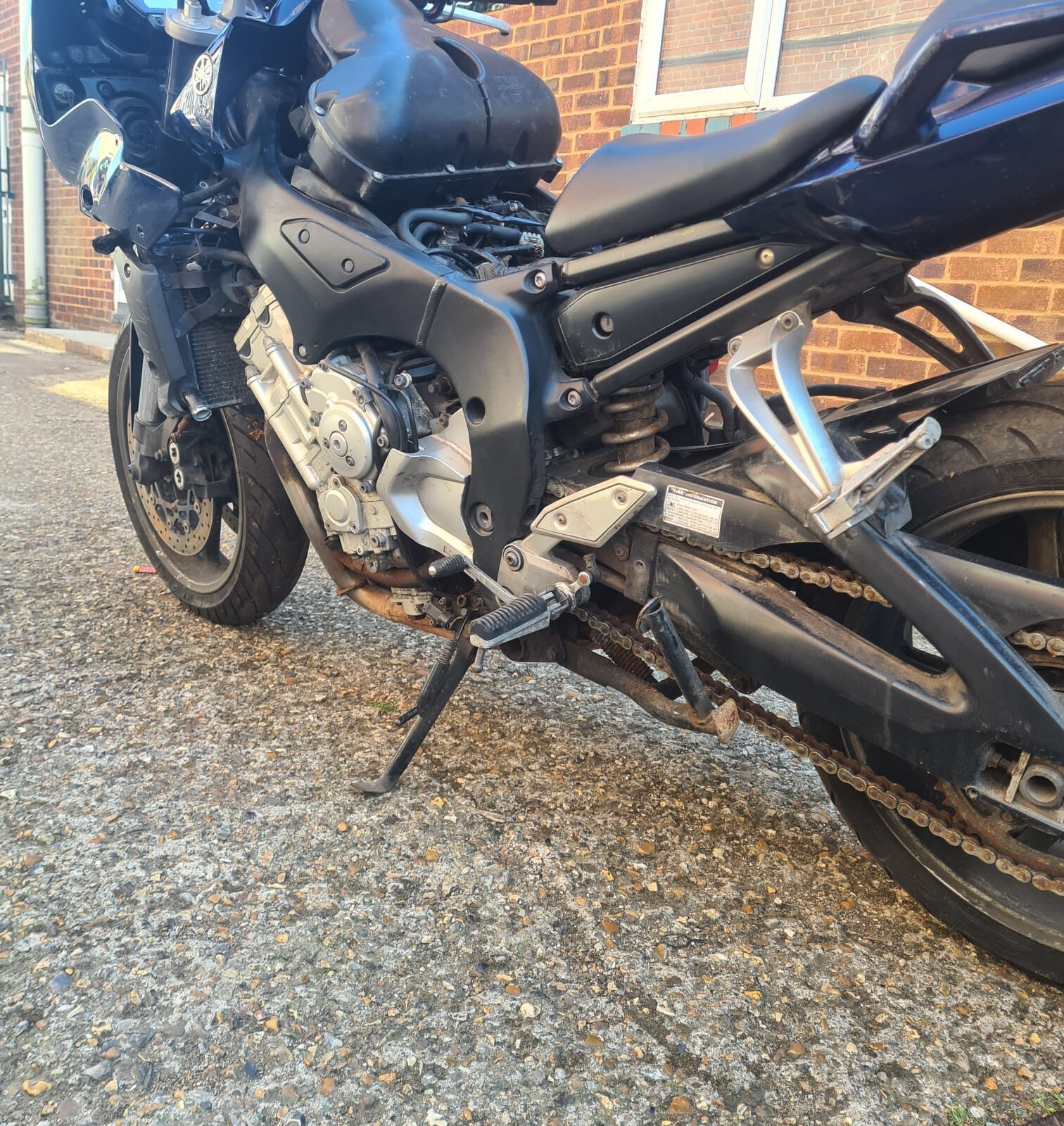 Yamaha Fazer F215 2008 motorcycle. Spares or repair non runner v5 present 5 owners on sorn dutuned r1 engine. With logbook no key - Image 5