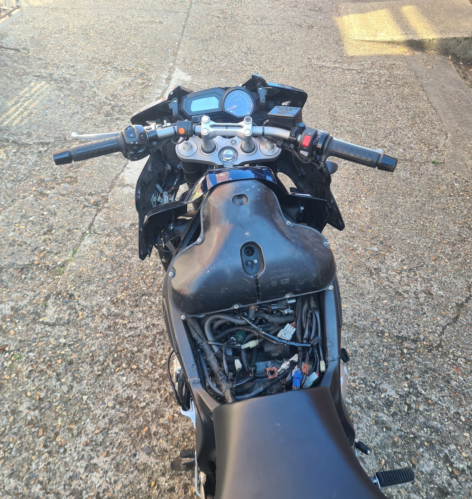 Yamaha Fazer F215 2008 motorcycle. Spares or repair non runner v5 present 5 owners on sorn dutuned r1 engine. With logbook no key - Image 9