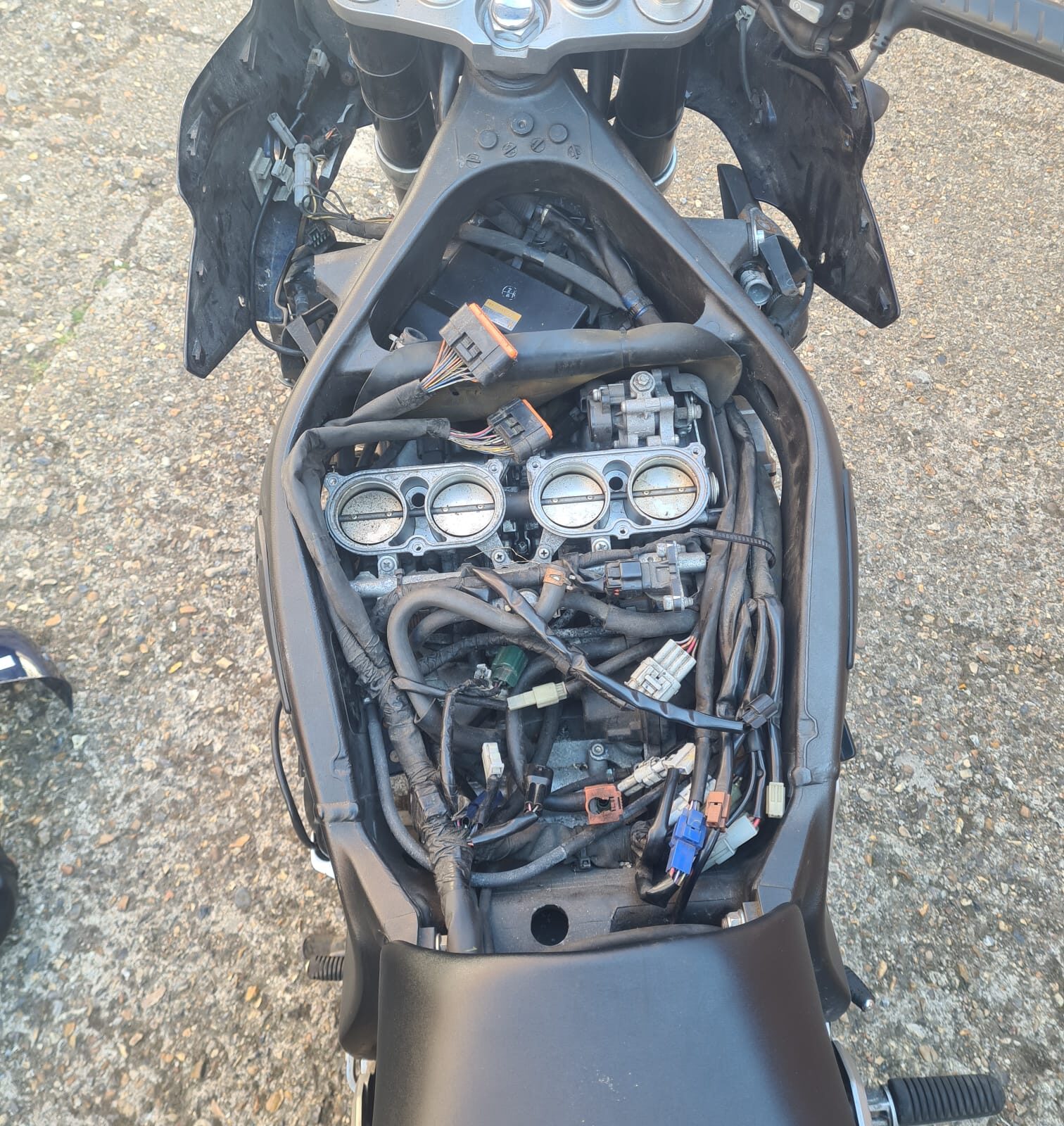 Yamaha Fazer F215 2008 motorcycle. Spares or repair non runner v5 present 5 owners on sorn dutuned r1 engine. With logbook no key - Image 12