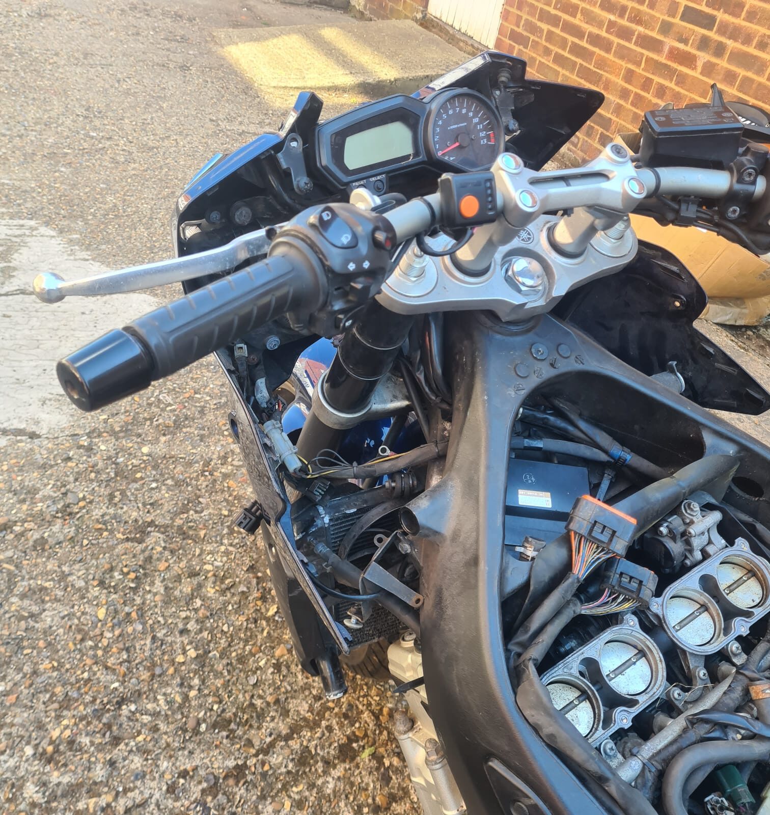 Yamaha Fazer F215 2008 motorcycle. Spares or repair non runner v5 present 5 owners on sorn dutuned r1 engine. With logbook no key - Image 14