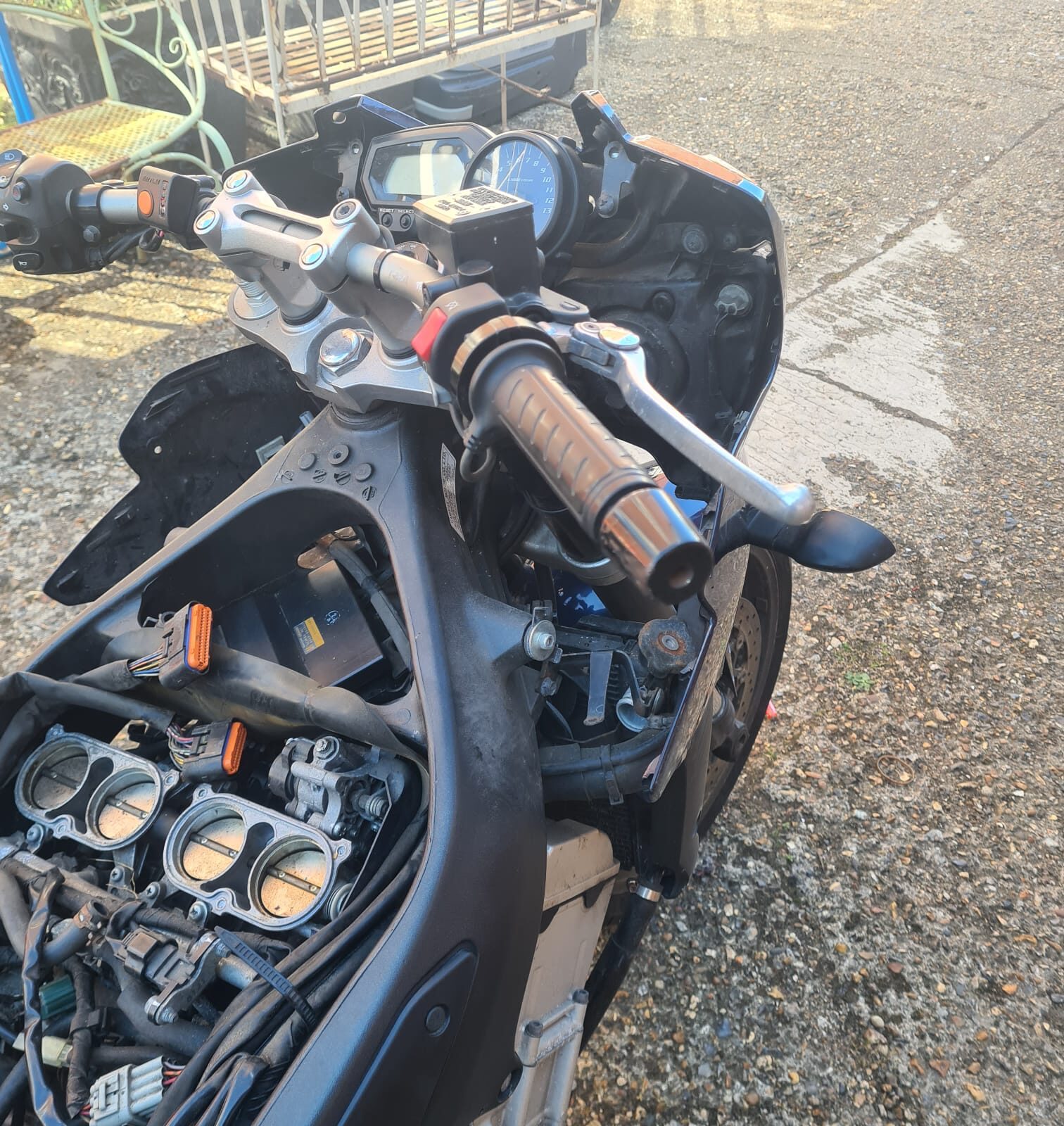 Yamaha Fazer F215 2008 motorcycle. Spares or repair non runner v5 present 5 owners on sorn dutuned r1 engine. With logbook no key - Image 15