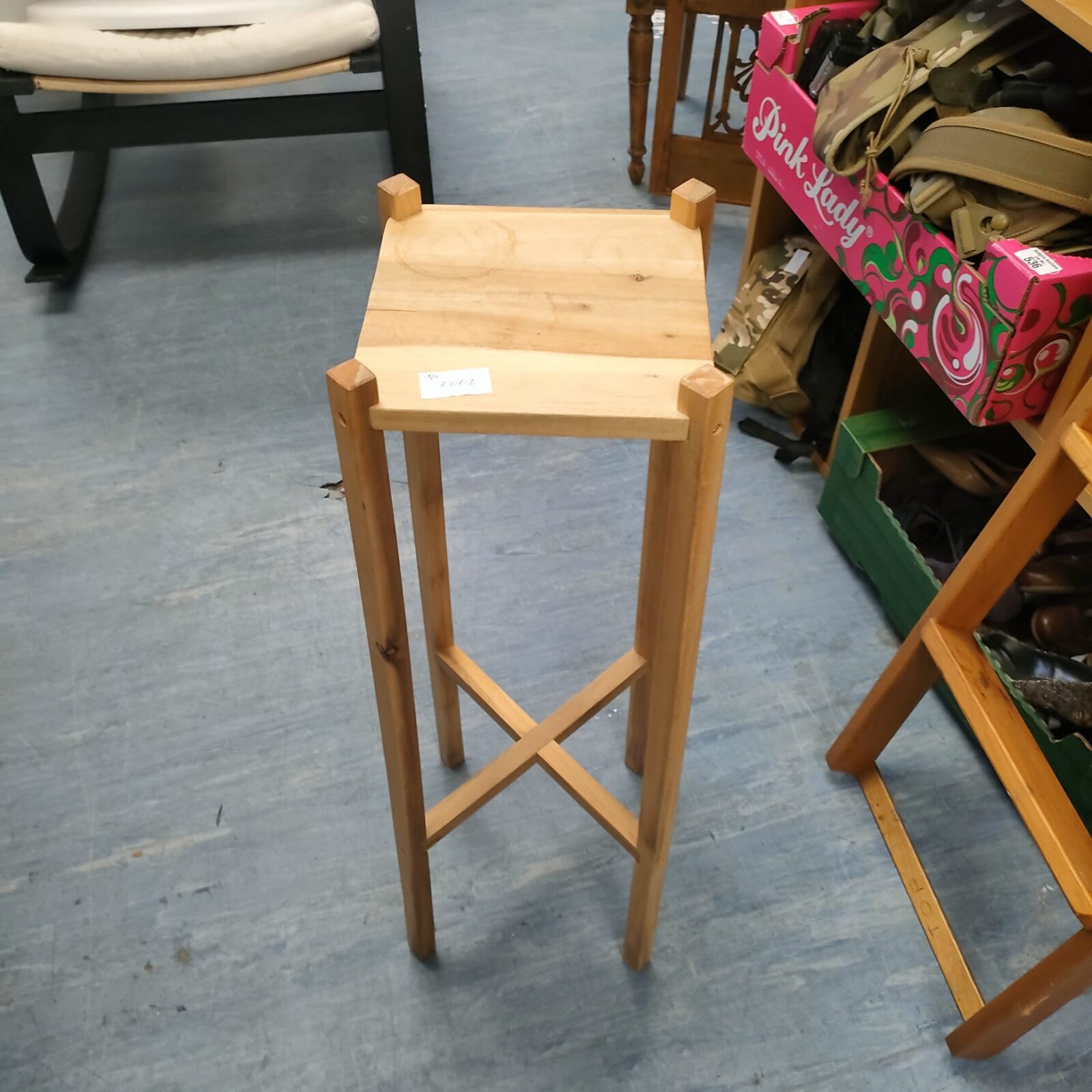 Light wood jardiniere pot stand