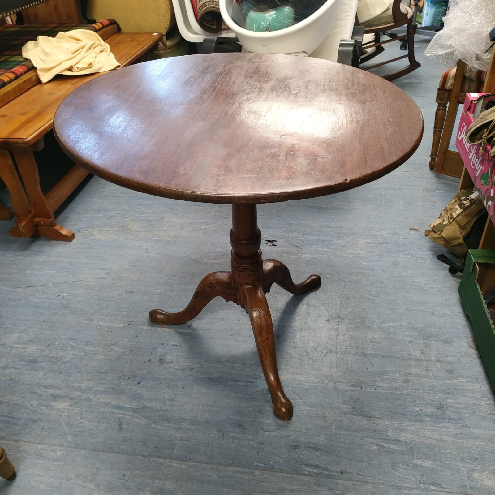 Round Georgian walnut tilt top table