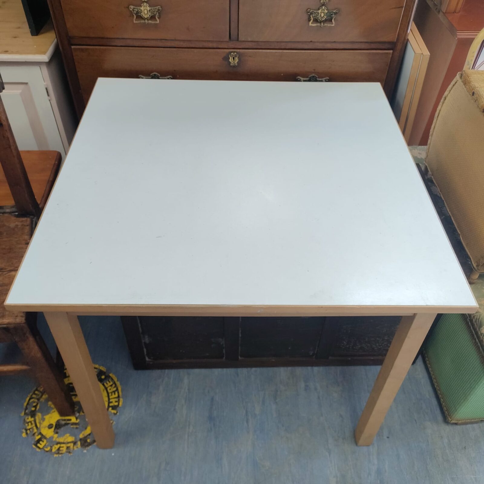 Extending dining table