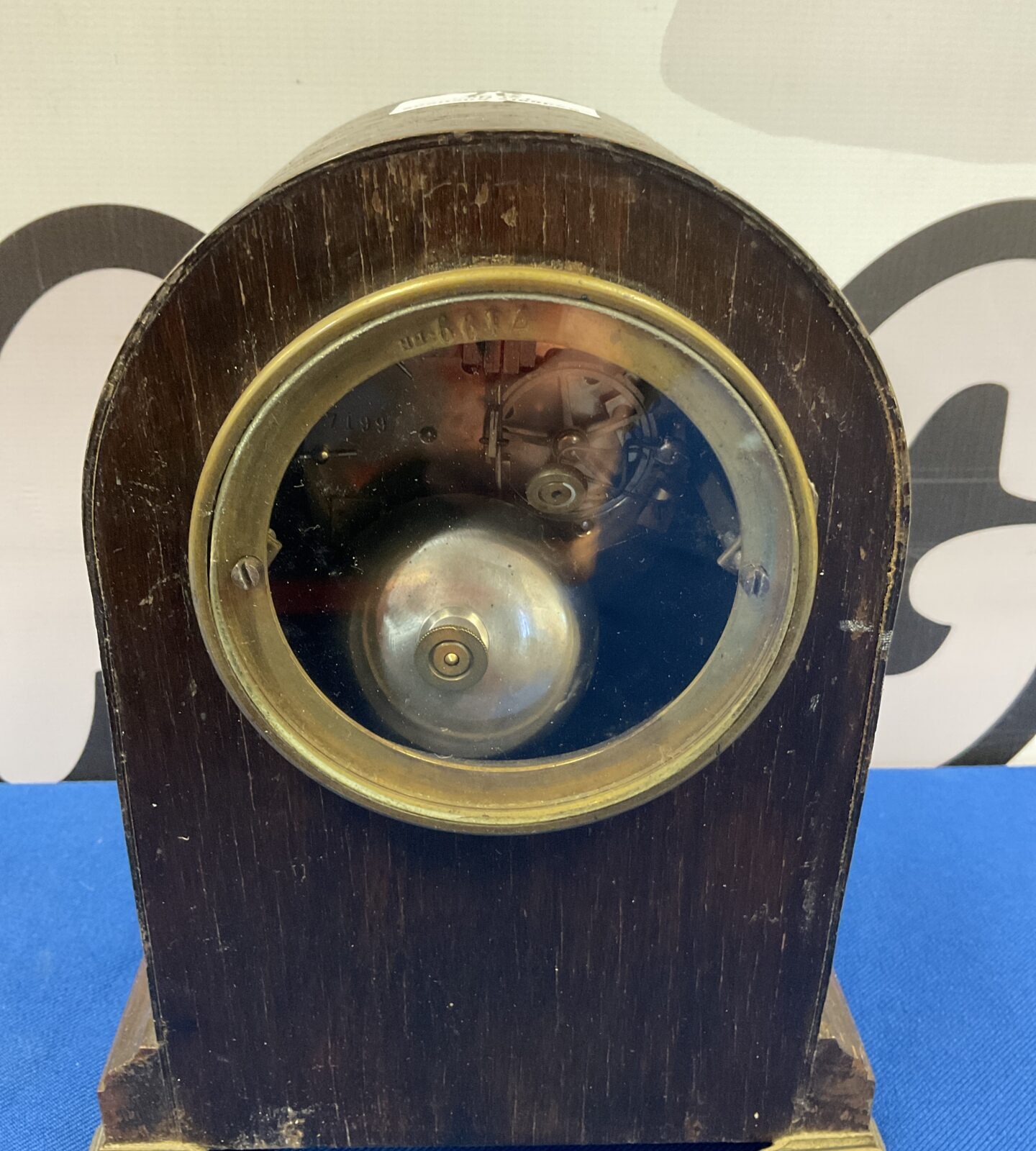 Vintage mechanical chiming mantle clock with key - Image 2